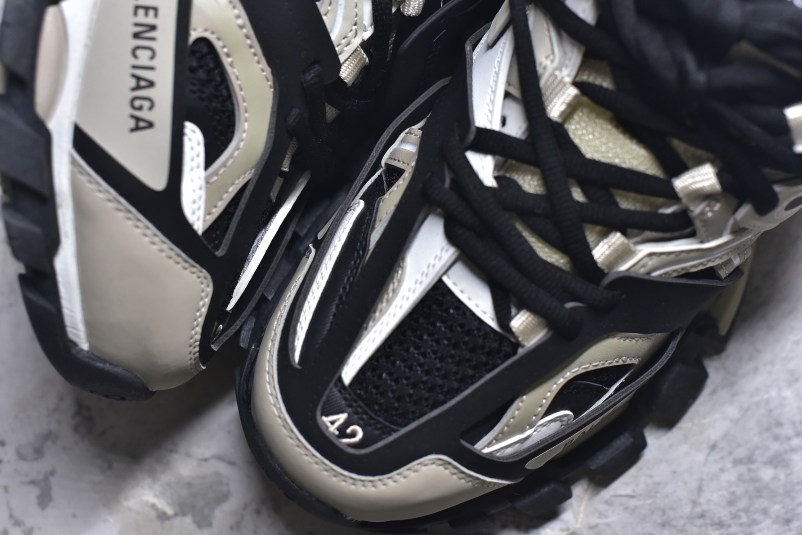 图片[8]-#BALENCIAGA Track Trainers 巴黎世家 3.0代复古野跑姥爹潮流百搭慢跑鞋 成份：47%涤纶 40%聚氨酯纤维 13%Nylon 采用尼龙和网眼布制成 100%不含皮革 尺码饰于足尖 鞋后跟压印Track字样 外底正面压印BB标识 外侧印有Balenciaga印花 鞋舌压印Balenciaga标识 双鞋带以常规方式打结 后帮及鞋舌配有拉环鞋提 动态鞋底设计 为双脚带来后续的助力 50毫米鞋弓 水洗做旧风格 中国制造 此商品提供Balenciaga防尘袋和包装盒 尺码：35-46-选品中心