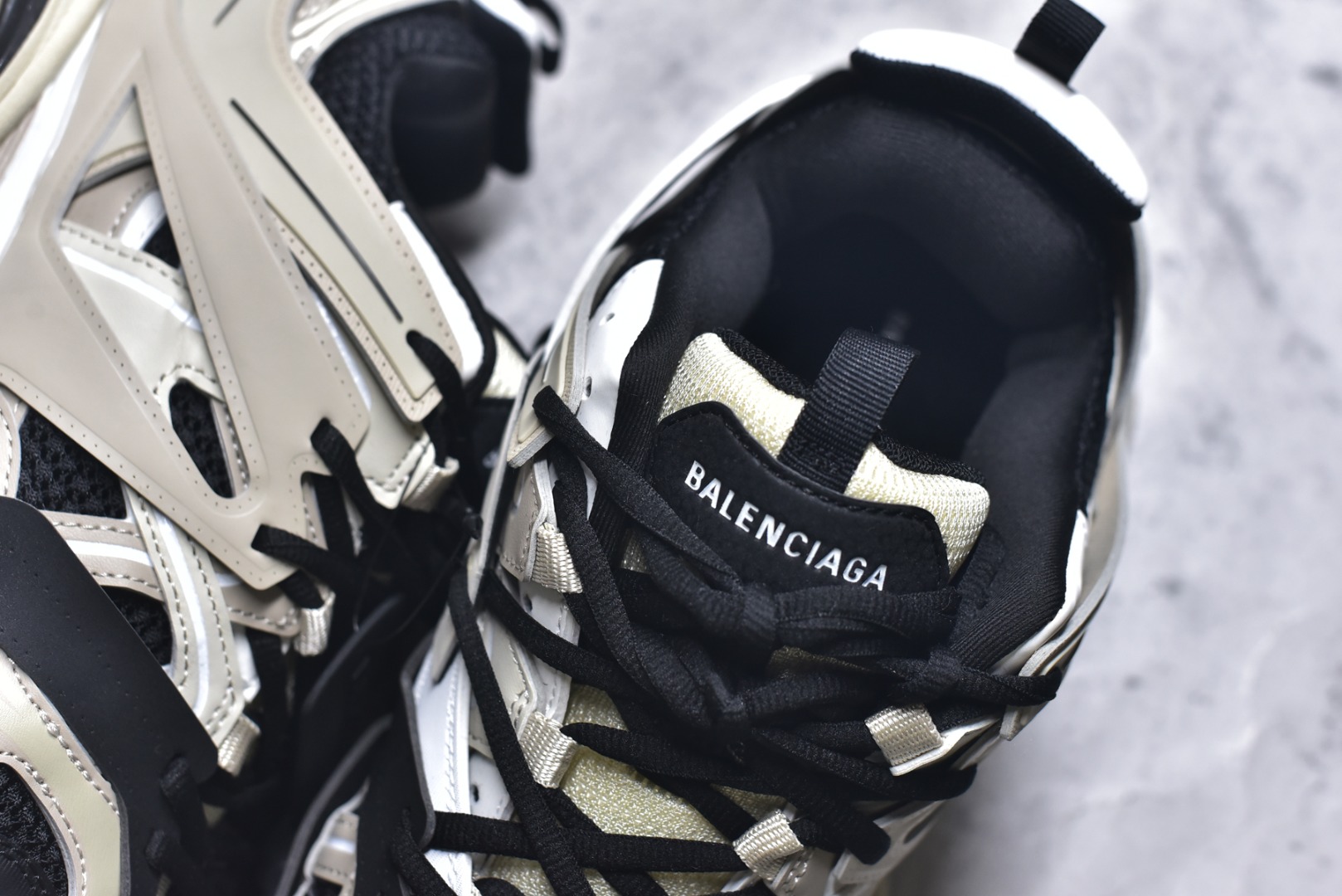 图片[9]-#BALENCIAGA Track Trainers 巴黎世家 3.0代复古野跑姥爹潮流百搭慢跑鞋 成份：47%涤纶 40%聚氨酯纤维 13%Nylon 采用尼龙和网眼布制成 100%不含皮革 尺码饰于足尖 鞋后跟压印Track字样 外底正面压印BB标识 外侧印有Balenciaga印花 鞋舌压印Balenciaga标识 双鞋带以常规方式打结 后帮及鞋舌配有拉环鞋提 动态鞋底设计 为双脚带来后续的助力 50毫米鞋弓 水洗做旧风格 中国制造 此商品提供Balenciaga防尘袋和包装盒 尺码：35-46-选品中心