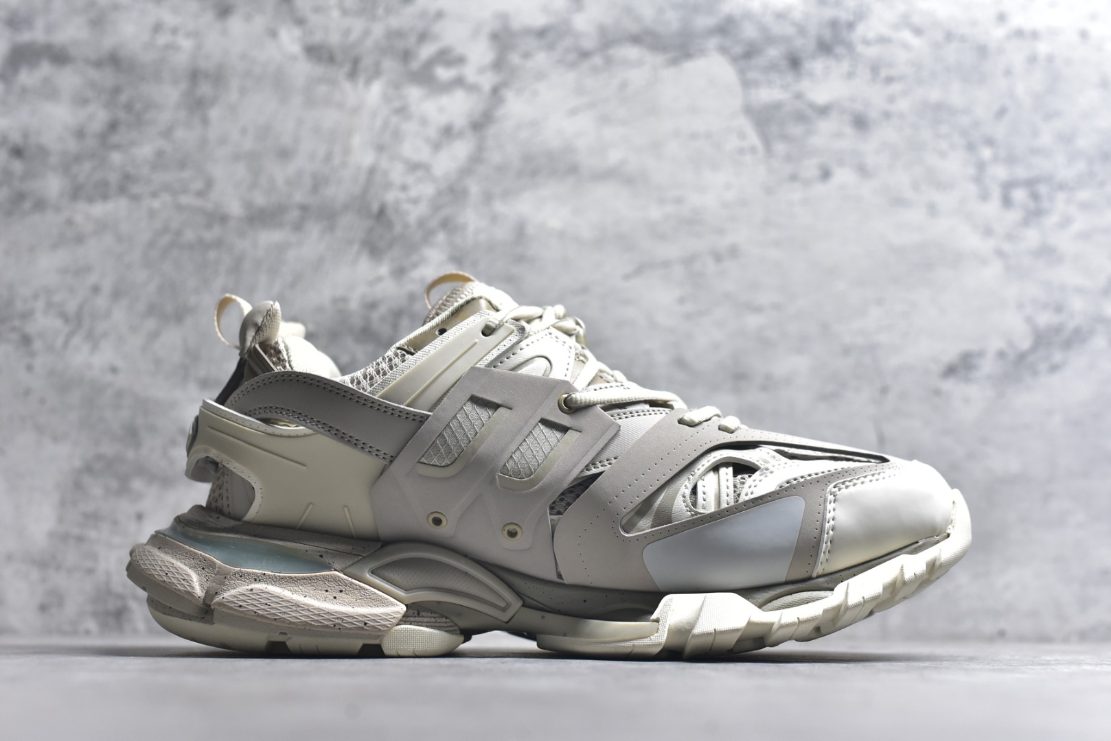 图片[3]-#BALENCIAGA Track Trainers 巴黎世家 3.0代复古野跑姥爹潮流百搭慢跑鞋 成份：47%涤纶 40%聚氨酯纤维 13%Nylon 采用尼龙和网眼布制成 100%不含皮革 尺码饰于足尖 鞋后跟压印Track字样 外底正面压印BB标识 外侧印有Balenciaga印花 鞋舌压印Balenciaga标识 双鞋带以常规方式打结 后帮及鞋舌配有拉环鞋提 动态鞋底设计 为双脚带来后续的助力 50毫米鞋弓 水洗做旧风格 中国制造 此商品提供Balenciaga防尘袋和包装盒 尺码：35-46-选品中心