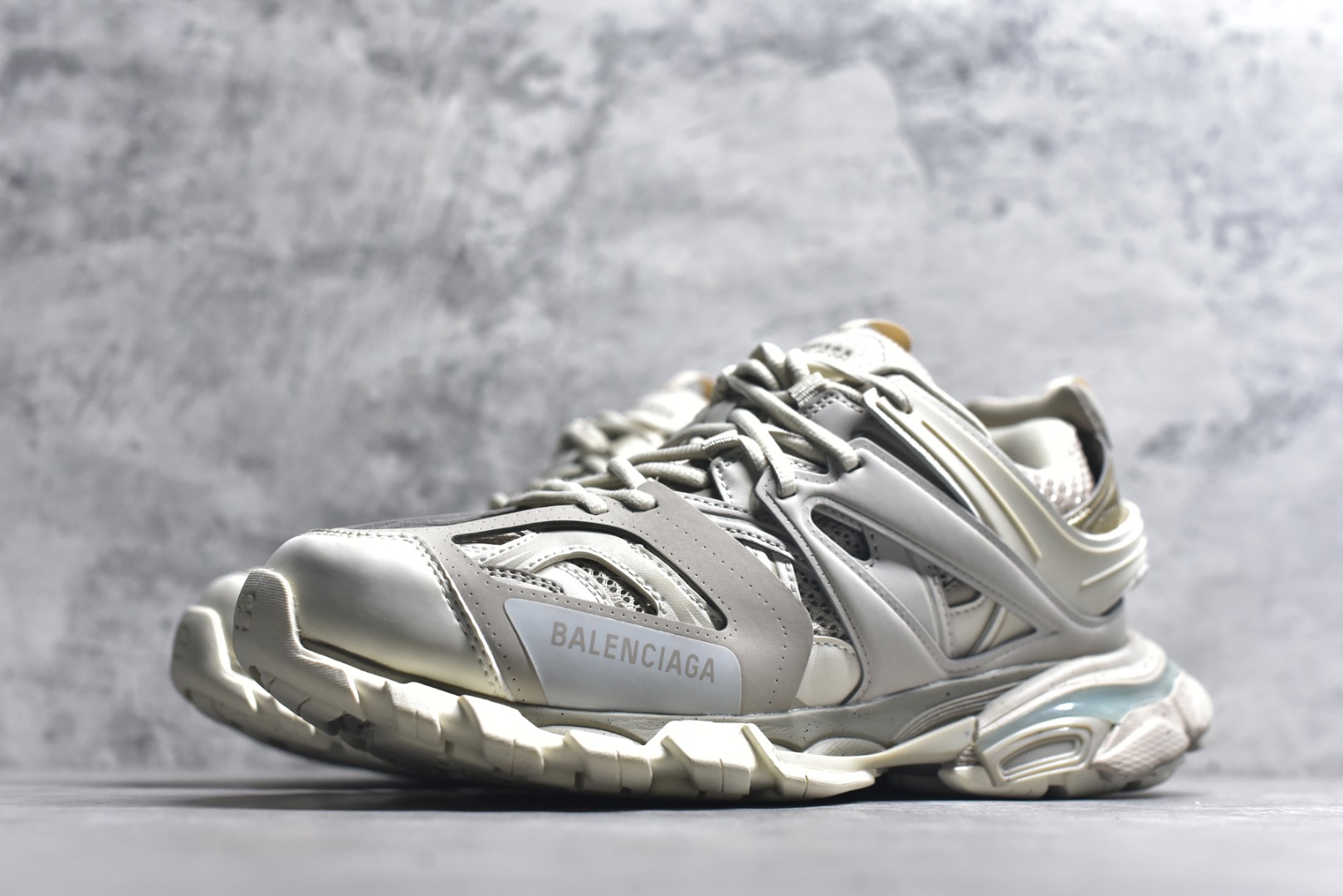 图片[2]-#BALENCIAGA Track Trainers 巴黎世家 3.0代复古野跑姥爹潮流百搭慢跑鞋 成份：47%涤纶 40%聚氨酯纤维 13%Nylon 采用尼龙和网眼布制成 100%不含皮革 尺码饰于足尖 鞋后跟压印Track字样 外底正面压印BB标识 外侧印有Balenciaga印花 鞋舌压印Balenciaga标识 双鞋带以常规方式打结 后帮及鞋舌配有拉环鞋提 动态鞋底设计 为双脚带来后续的助力 50毫米鞋弓 水洗做旧风格 中国制造 此商品提供Balenciaga防尘袋和包装盒 尺码：35-46-选品中心