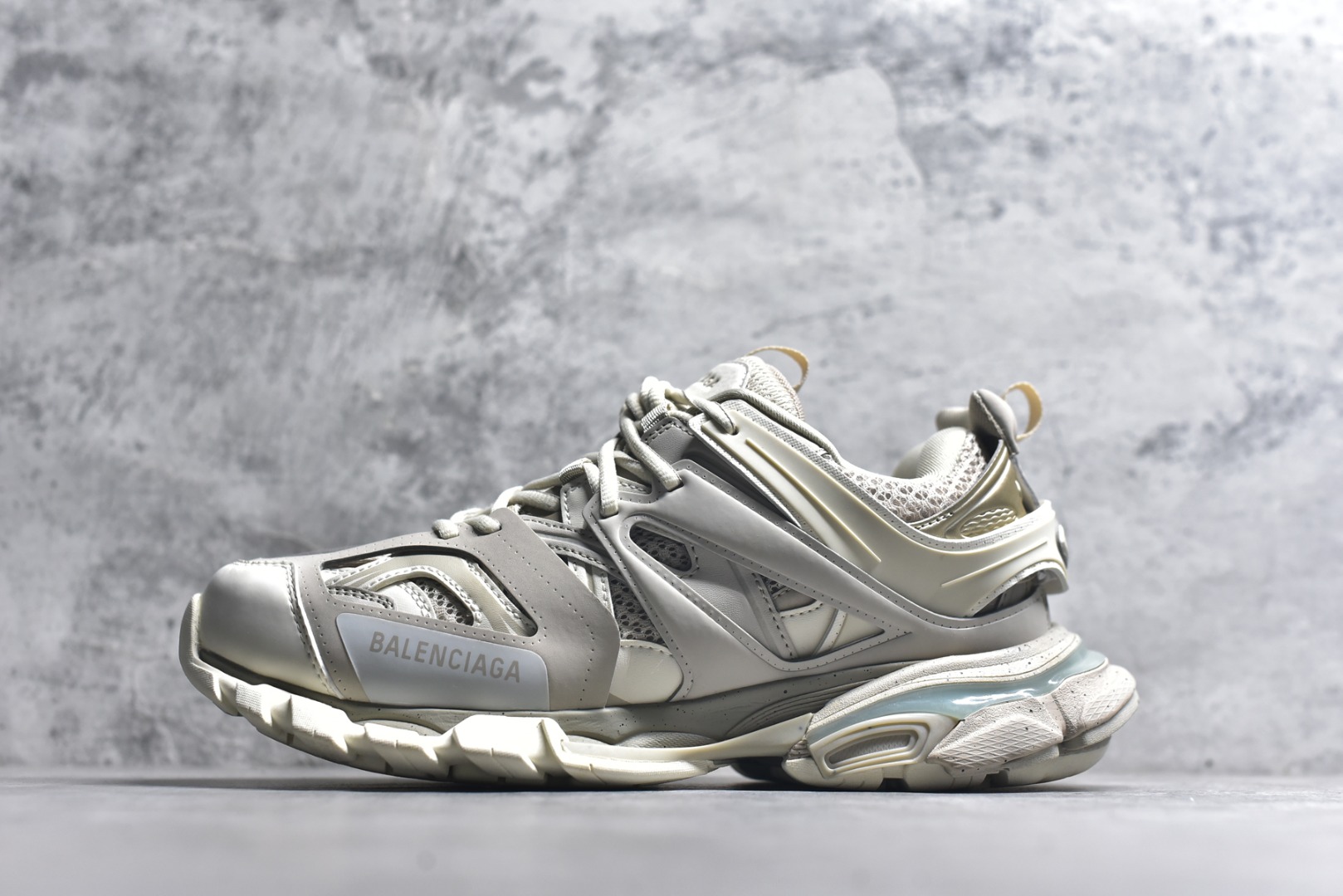 #BALENCIAGA Track Trainers 巴黎世家 3.0代复古野跑姥爹潮流百搭慢跑鞋 成份：47%涤纶 40%聚氨酯纤维 13%Nylon 采用尼龙和网眼布制成 100%不含皮革 尺码饰于足尖 鞋后跟压印Track字样 外底正面压印BB标识 外侧印有Balenciaga印花 鞋舌压印Balenciaga标识 双鞋带以常规方式打结 后帮及鞋舌配有拉环鞋提 动态鞋底设计 为双脚带来后续的助力 50毫米鞋弓 水洗做旧风格 中国制造 此商品提供Balenciaga防尘袋和包装盒 尺码：35-46-选品中心