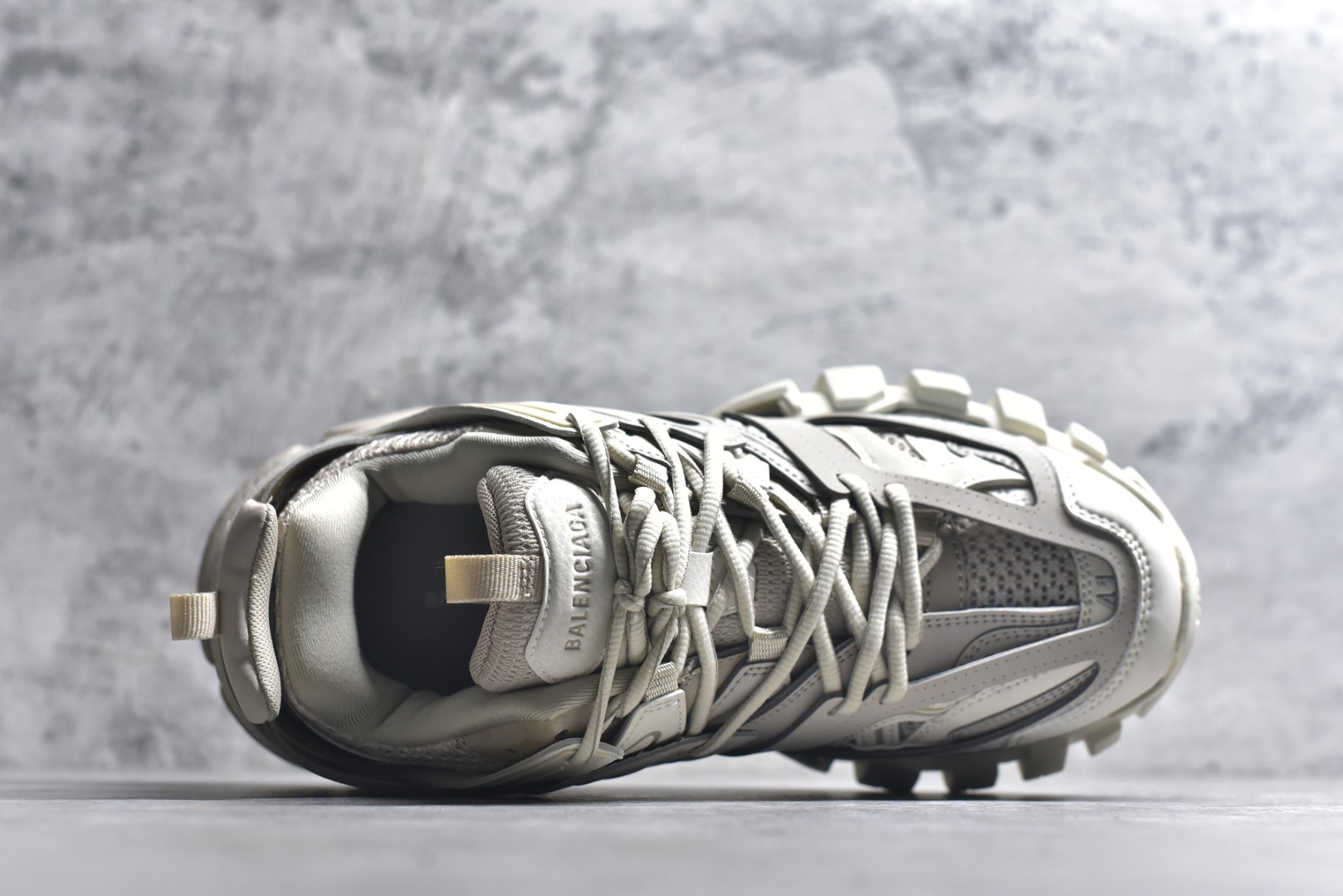 图片[4]-#BALENCIAGA Track Trainers 巴黎世家 3.0代复古野跑姥爹潮流百搭慢跑鞋 成份：47%涤纶 40%聚氨酯纤维 13%Nylon 采用尼龙和网眼布制成 100%不含皮革 尺码饰于足尖 鞋后跟压印Track字样 外底正面压印BB标识 外侧印有Balenciaga印花 鞋舌压印Balenciaga标识 双鞋带以常规方式打结 后帮及鞋舌配有拉环鞋提 动态鞋底设计 为双脚带来后续的助力 50毫米鞋弓 水洗做旧风格 中国制造 此商品提供Balenciaga防尘袋和包装盒 尺码：35-46-选品中心