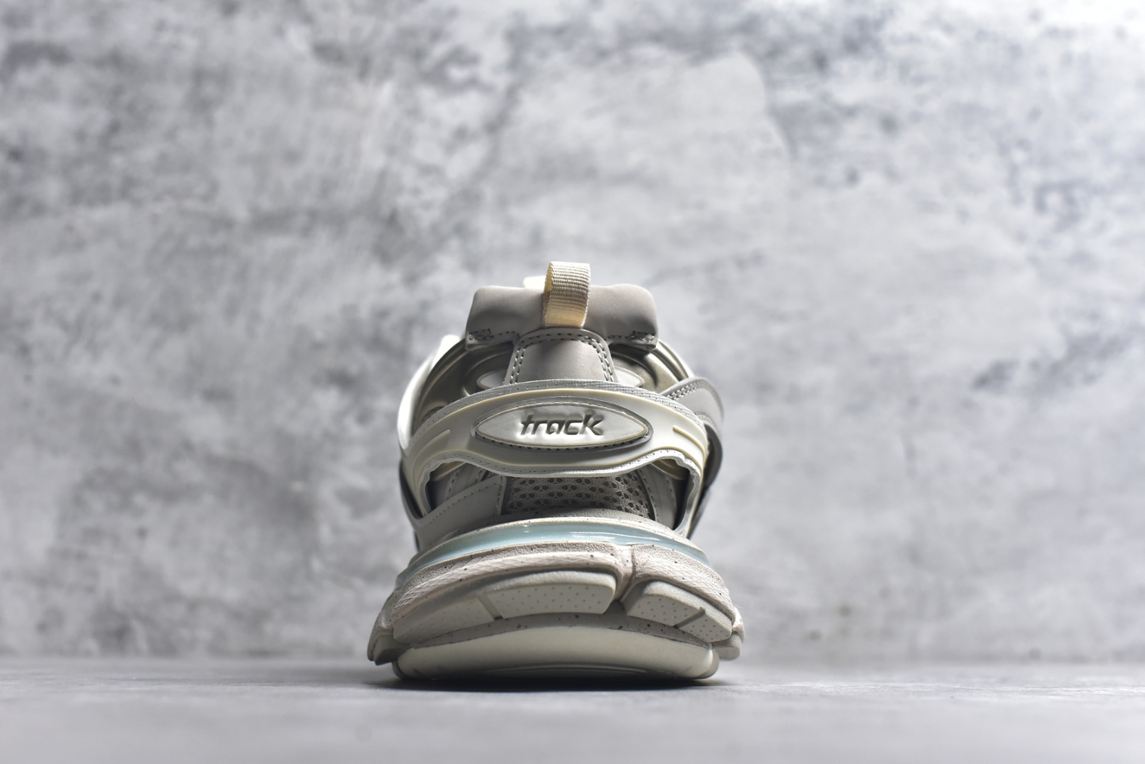 图片[5]-#BALENCIAGA Track Trainers 巴黎世家 3.0代复古野跑姥爹潮流百搭慢跑鞋 成份：47%涤纶 40%聚氨酯纤维 13%Nylon 采用尼龙和网眼布制成 100%不含皮革 尺码饰于足尖 鞋后跟压印Track字样 外底正面压印BB标识 外侧印有Balenciaga印花 鞋舌压印Balenciaga标识 双鞋带以常规方式打结 后帮及鞋舌配有拉环鞋提 动态鞋底设计 为双脚带来后续的助力 50毫米鞋弓 水洗做旧风格 中国制造 此商品提供Balenciaga防尘袋和包装盒 尺码：35-46-选品中心