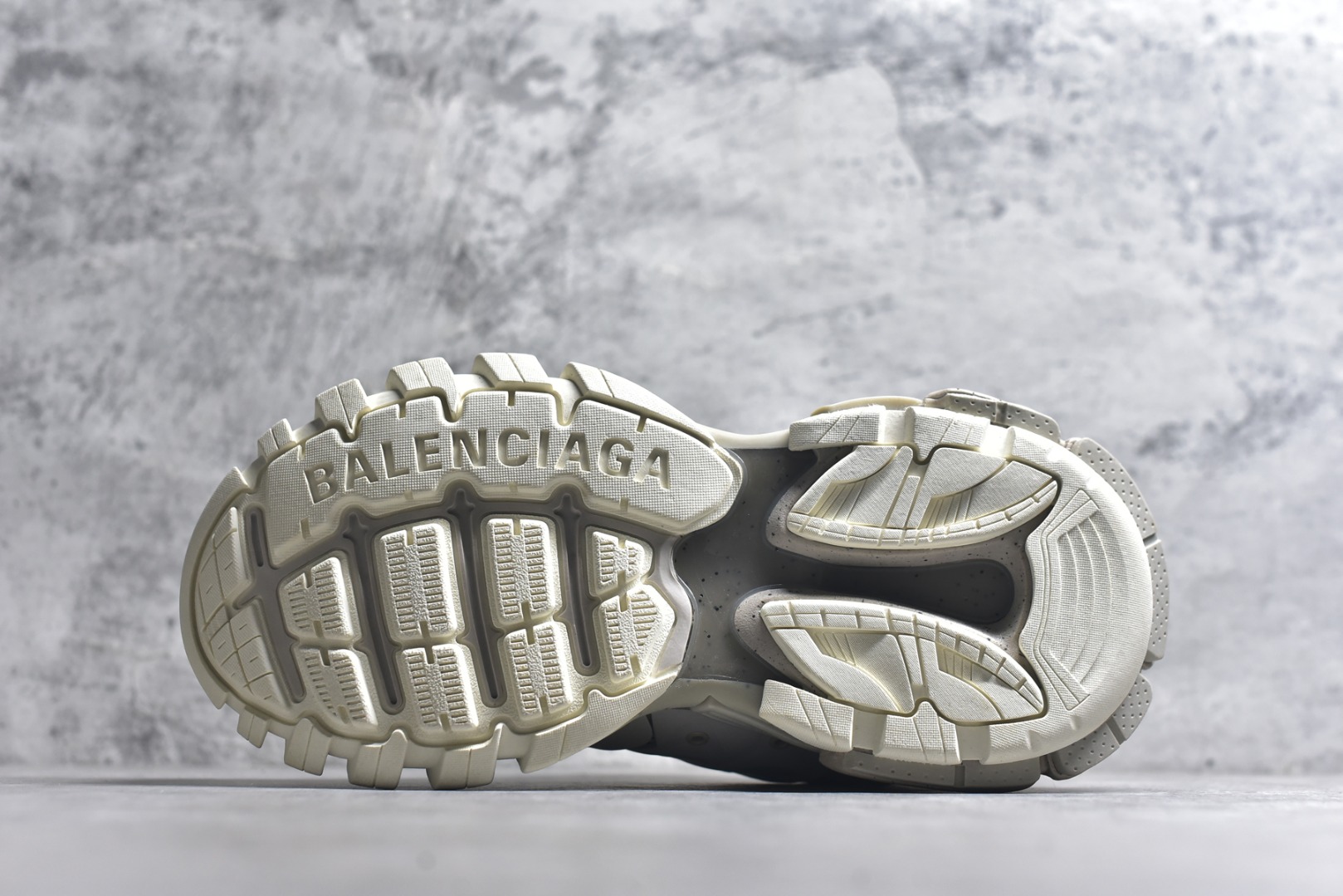 图片[6]-#BALENCIAGA Track Trainers 巴黎世家 3.0代复古野跑姥爹潮流百搭慢跑鞋 成份：47%涤纶 40%聚氨酯纤维 13%Nylon 采用尼龙和网眼布制成 100%不含皮革 尺码饰于足尖 鞋后跟压印Track字样 外底正面压印BB标识 外侧印有Balenciaga印花 鞋舌压印Balenciaga标识 双鞋带以常规方式打结 后帮及鞋舌配有拉环鞋提 动态鞋底设计 为双脚带来后续的助力 50毫米鞋弓 水洗做旧风格 中国制造 此商品提供Balenciaga防尘袋和包装盒 尺码：35-46-选品中心