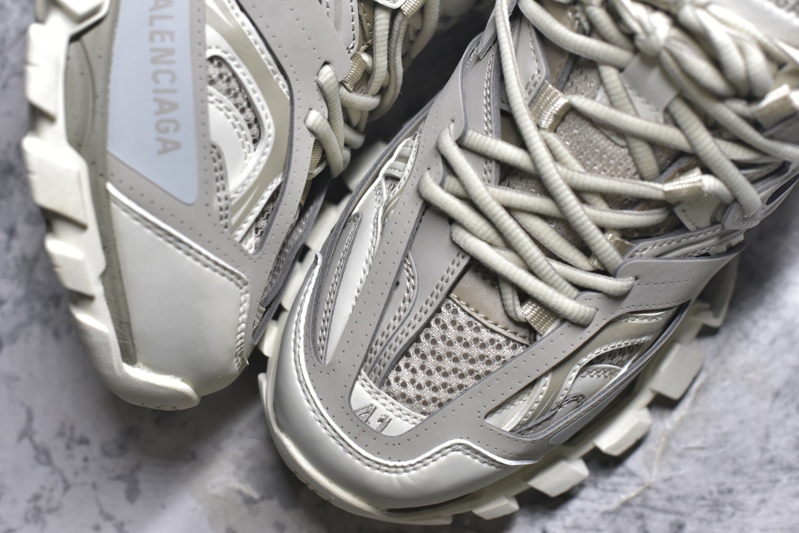 图片[8]-#BALENCIAGA Track Trainers 巴黎世家 3.0代复古野跑姥爹潮流百搭慢跑鞋 成份：47%涤纶 40%聚氨酯纤维 13%Nylon 采用尼龙和网眼布制成 100%不含皮革 尺码饰于足尖 鞋后跟压印Track字样 外底正面压印BB标识 外侧印有Balenciaga印花 鞋舌压印Balenciaga标识 双鞋带以常规方式打结 后帮及鞋舌配有拉环鞋提 动态鞋底设计 为双脚带来后续的助力 50毫米鞋弓 水洗做旧风格 中国制造 此商品提供Balenciaga防尘袋和包装盒 尺码：35-46-选品中心