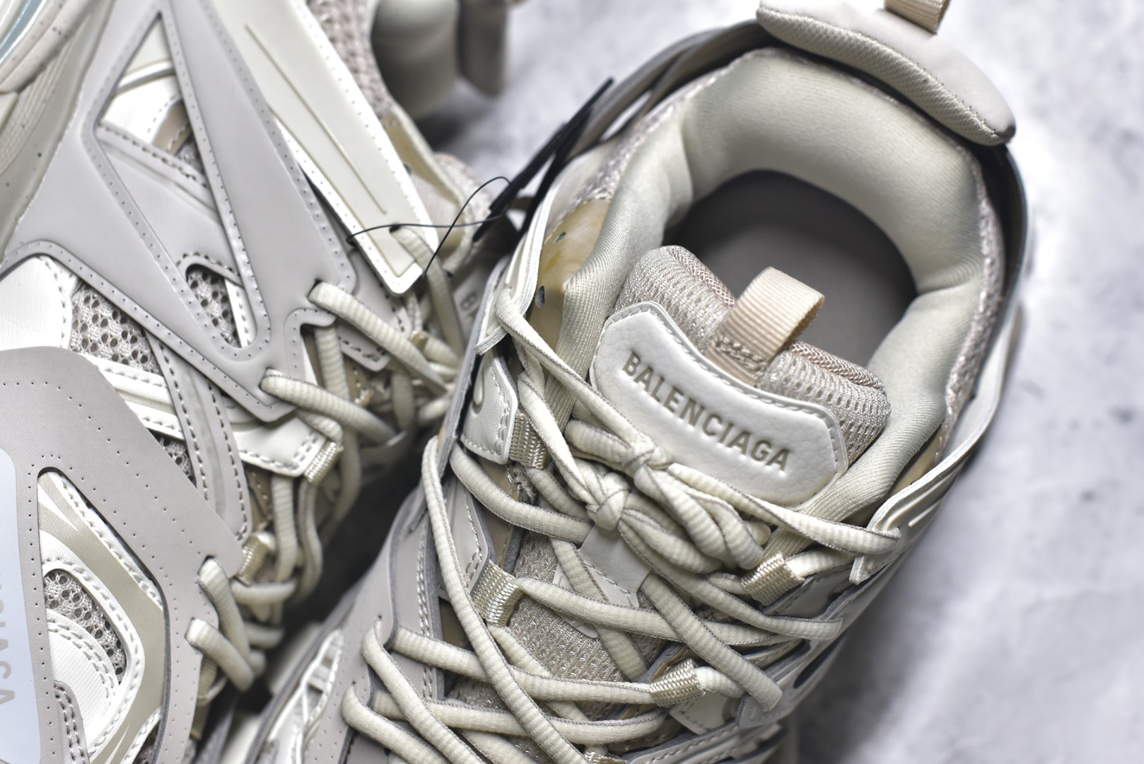 图片[9]-#BALENCIAGA Track Trainers 巴黎世家 3.0代复古野跑姥爹潮流百搭慢跑鞋 成份：47%涤纶 40%聚氨酯纤维 13%Nylon 采用尼龙和网眼布制成 100%不含皮革 尺码饰于足尖 鞋后跟压印Track字样 外底正面压印BB标识 外侧印有Balenciaga印花 鞋舌压印Balenciaga标识 双鞋带以常规方式打结 后帮及鞋舌配有拉环鞋提 动态鞋底设计 为双脚带来后续的助力 50毫米鞋弓 水洗做旧风格 中国制造 此商品提供Balenciaga防尘袋和包装盒 尺码：35-46-选品中心