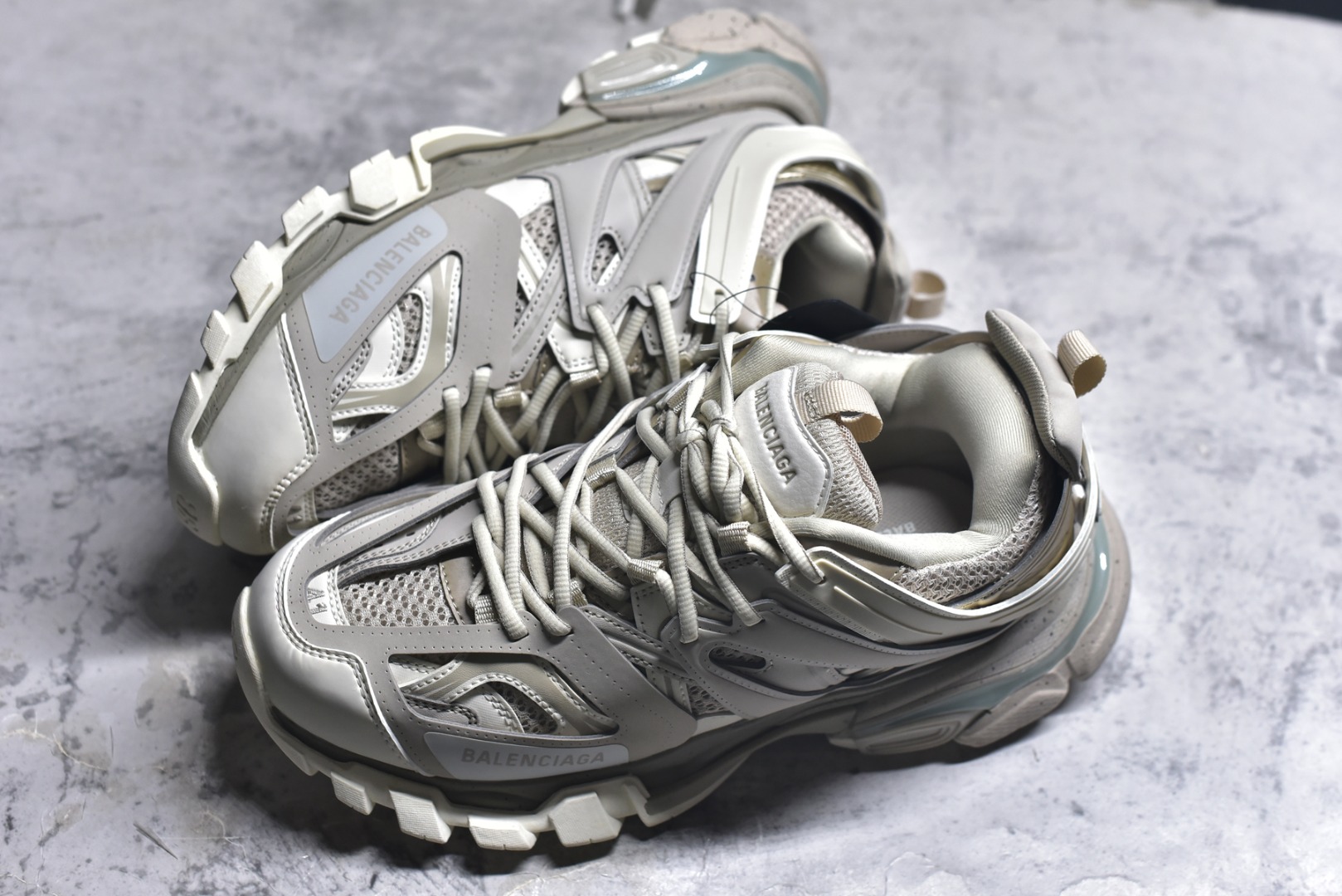 图片[7]-#BALENCIAGA Track Trainers 巴黎世家 3.0代复古野跑姥爹潮流百搭慢跑鞋 成份：47%涤纶 40%聚氨酯纤维 13%Nylon 采用尼龙和网眼布制成 100%不含皮革 尺码饰于足尖 鞋后跟压印Track字样 外底正面压印BB标识 外侧印有Balenciaga印花 鞋舌压印Balenciaga标识 双鞋带以常规方式打结 后帮及鞋舌配有拉环鞋提 动态鞋底设计 为双脚带来后续的助力 50毫米鞋弓 水洗做旧风格 中国制造 此商品提供Balenciaga防尘袋和包装盒 尺码：35-46-选品中心