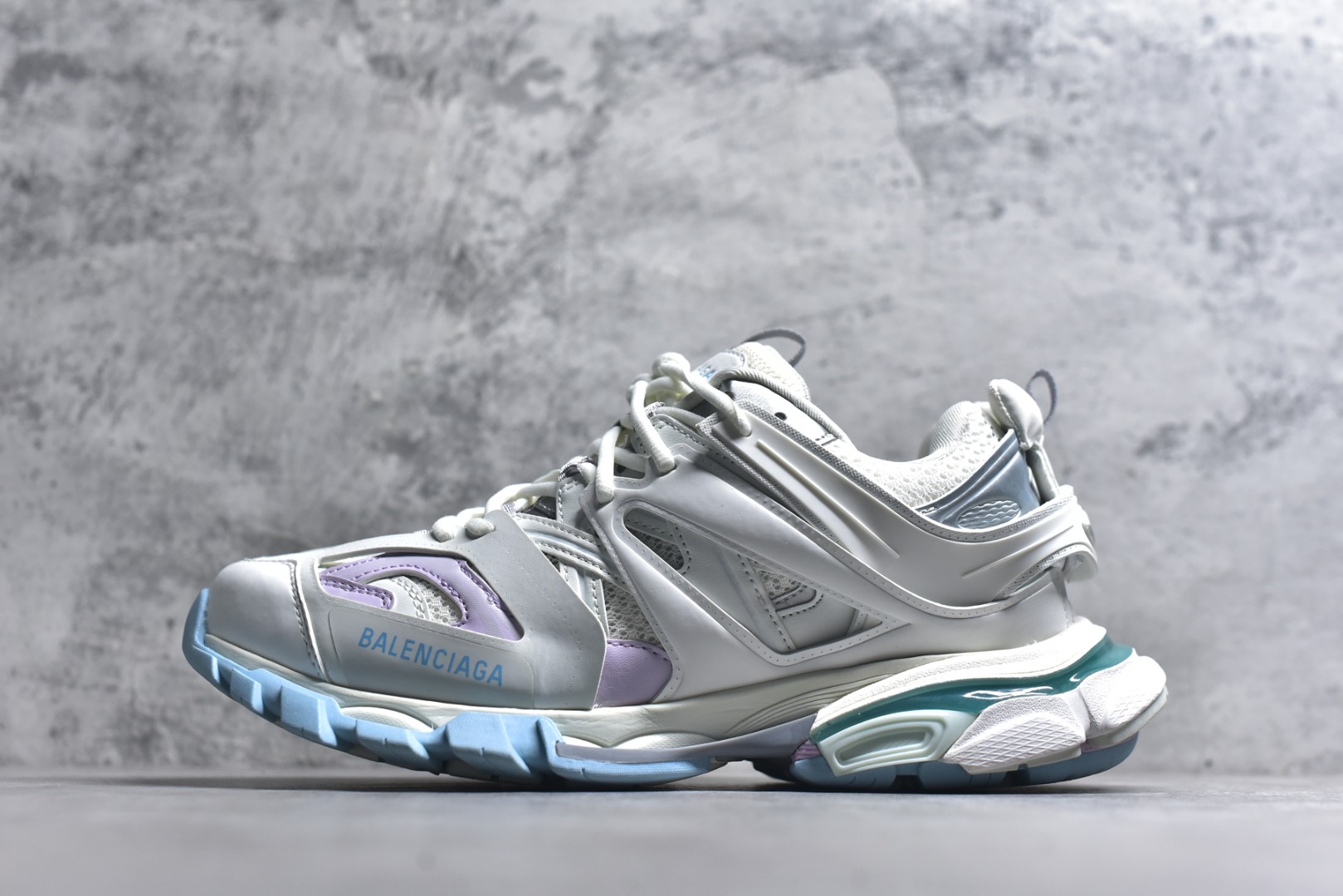 #BALENCIAGA Track Trainers 巴黎世家 3.0代复古野跑姥爹潮流百搭慢跑鞋 成份：47%涤纶 40%聚氨酯纤维 13%Nylon 采用尼龙和网眼布制成 100%不含皮革 尺码饰于足尖 鞋后跟压印Track字样 外底正面压印BB标识 外侧印有Balenciaga印花 鞋舌压印Balenciaga标识 双鞋带以常规方式打结 后帮及鞋舌配有拉环鞋提 动态鞋底设计 为双脚带来后续的助力 50毫米鞋弓 水洗做旧风格 中国制造 此商品提供Balenciaga防尘袋和包装盒 尺码：35-46-选品中心