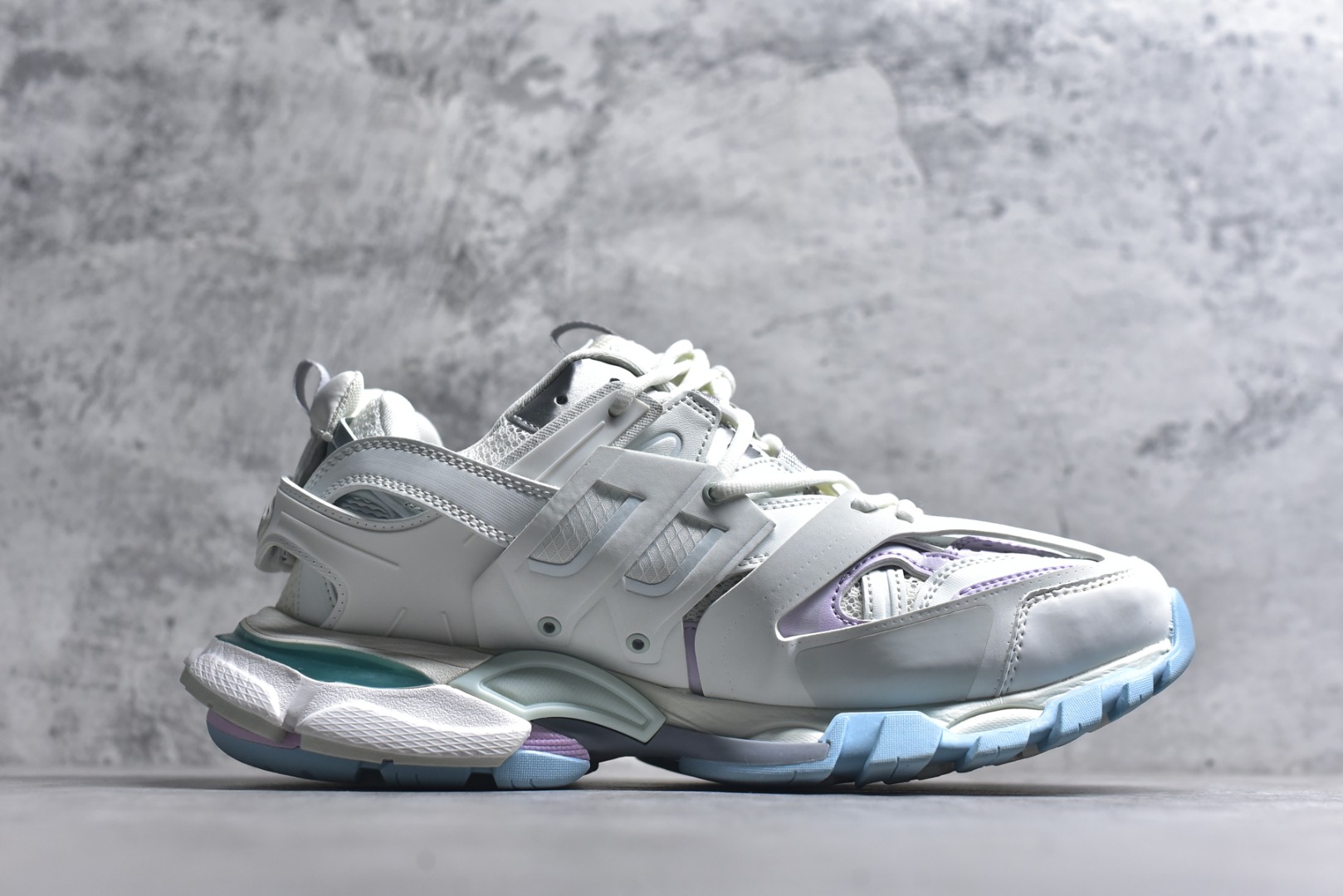 图片[3]-#BALENCIAGA Track Trainers 巴黎世家 3.0代复古野跑姥爹潮流百搭慢跑鞋 成份：47%涤纶 40%聚氨酯纤维 13%Nylon 采用尼龙和网眼布制成 100%不含皮革 尺码饰于足尖 鞋后跟压印Track字样 外底正面压印BB标识 外侧印有Balenciaga印花 鞋舌压印Balenciaga标识 双鞋带以常规方式打结 后帮及鞋舌配有拉环鞋提 动态鞋底设计 为双脚带来后续的助力 50毫米鞋弓 水洗做旧风格 中国制造 此商品提供Balenciaga防尘袋和包装盒 尺码：35-46-选品中心