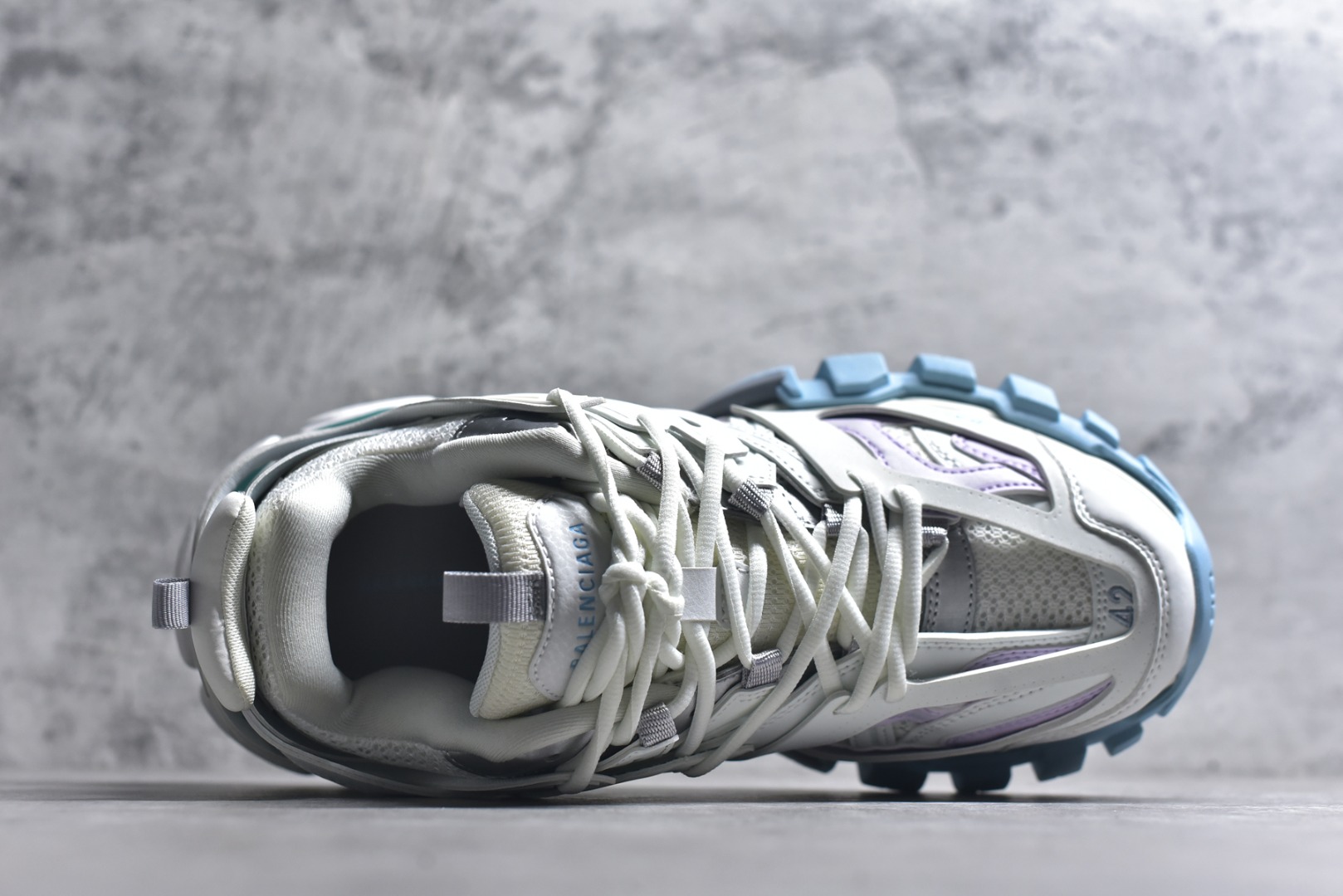 图片[4]-#BALENCIAGA Track Trainers 巴黎世家 3.0代复古野跑姥爹潮流百搭慢跑鞋 成份：47%涤纶 40%聚氨酯纤维 13%Nylon 采用尼龙和网眼布制成 100%不含皮革 尺码饰于足尖 鞋后跟压印Track字样 外底正面压印BB标识 外侧印有Balenciaga印花 鞋舌压印Balenciaga标识 双鞋带以常规方式打结 后帮及鞋舌配有拉环鞋提 动态鞋底设计 为双脚带来后续的助力 50毫米鞋弓 水洗做旧风格 中国制造 此商品提供Balenciaga防尘袋和包装盒 尺码：35-46-选品中心