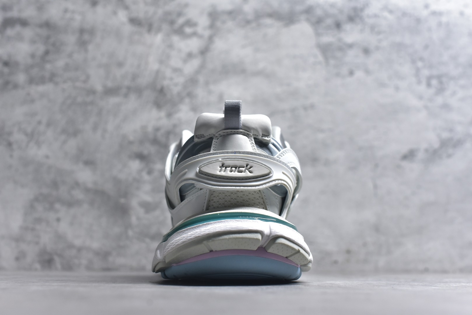 图片[5]-#BALENCIAGA Track Trainers 巴黎世家 3.0代复古野跑姥爹潮流百搭慢跑鞋 成份：47%涤纶 40%聚氨酯纤维 13%Nylon 采用尼龙和网眼布制成 100%不含皮革 尺码饰于足尖 鞋后跟压印Track字样 外底正面压印BB标识 外侧印有Balenciaga印花 鞋舌压印Balenciaga标识 双鞋带以常规方式打结 后帮及鞋舌配有拉环鞋提 动态鞋底设计 为双脚带来后续的助力 50毫米鞋弓 水洗做旧风格 中国制造 此商品提供Balenciaga防尘袋和包装盒 尺码：35-46-选品中心