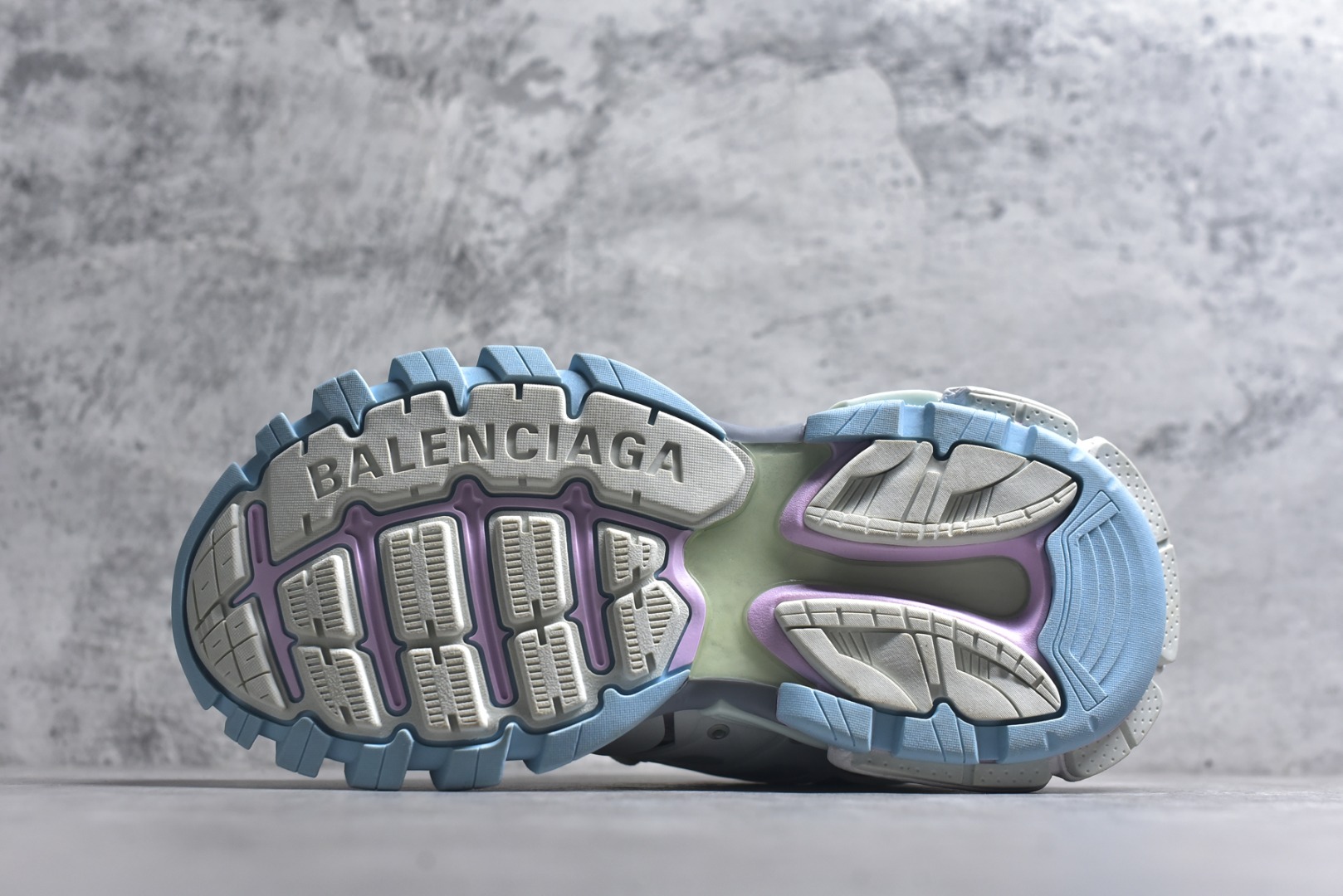 图片[6]-#BALENCIAGA Track Trainers 巴黎世家 3.0代复古野跑姥爹潮流百搭慢跑鞋 成份：47%涤纶 40%聚氨酯纤维 13%Nylon 采用尼龙和网眼布制成 100%不含皮革 尺码饰于足尖 鞋后跟压印Track字样 外底正面压印BB标识 外侧印有Balenciaga印花 鞋舌压印Balenciaga标识 双鞋带以常规方式打结 后帮及鞋舌配有拉环鞋提 动态鞋底设计 为双脚带来后续的助力 50毫米鞋弓 水洗做旧风格 中国制造 此商品提供Balenciaga防尘袋和包装盒 尺码：35-46-选品中心