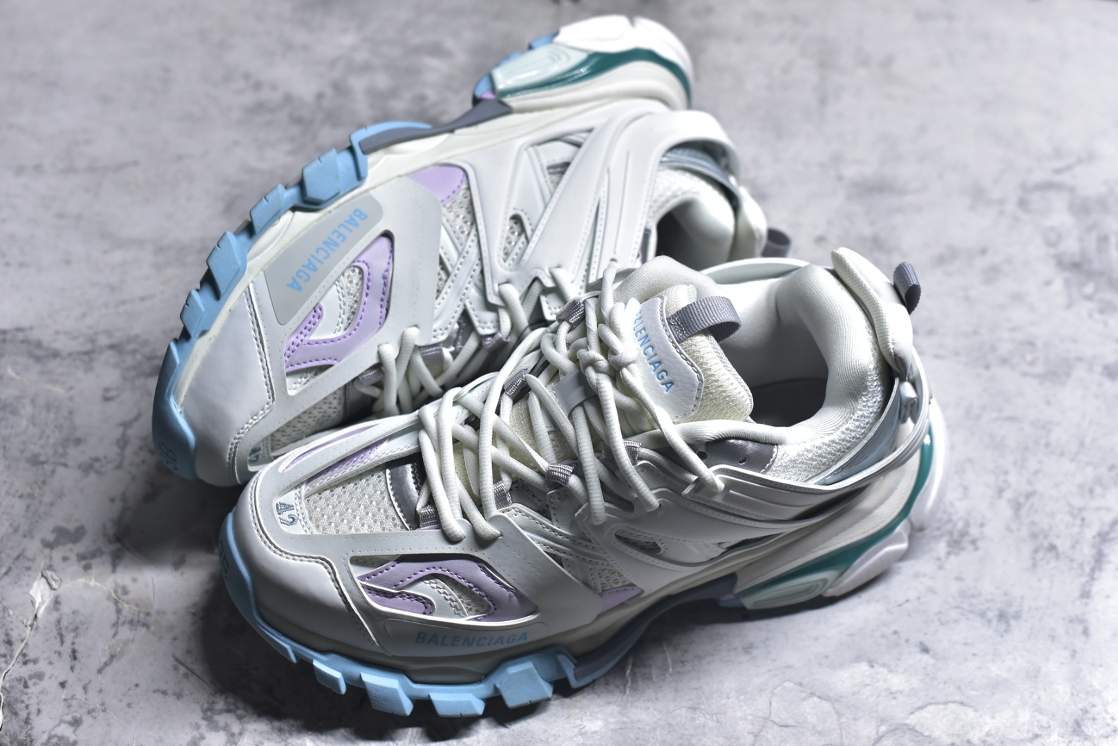 图片[7]-#BALENCIAGA Track Trainers 巴黎世家 3.0代复古野跑姥爹潮流百搭慢跑鞋 成份：47%涤纶 40%聚氨酯纤维 13%Nylon 采用尼龙和网眼布制成 100%不含皮革 尺码饰于足尖 鞋后跟压印Track字样 外底正面压印BB标识 外侧印有Balenciaga印花 鞋舌压印Balenciaga标识 双鞋带以常规方式打结 后帮及鞋舌配有拉环鞋提 动态鞋底设计 为双脚带来后续的助力 50毫米鞋弓 水洗做旧风格 中国制造 此商品提供Balenciaga防尘袋和包装盒 尺码：35-46-选品中心