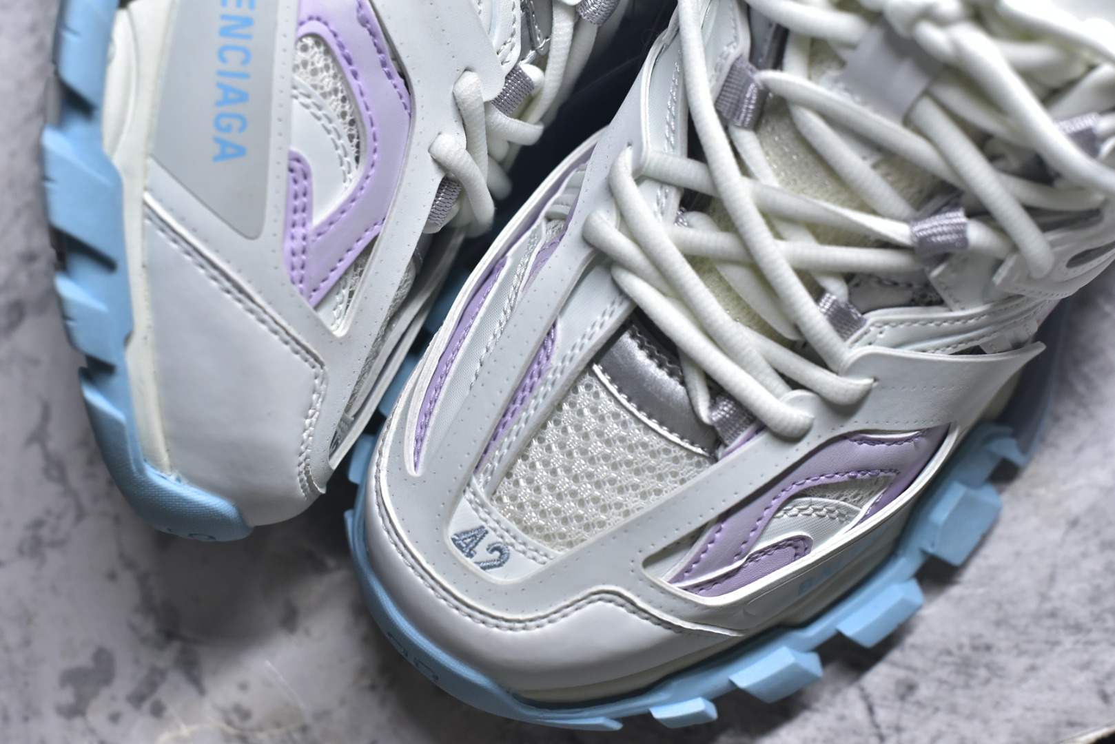 图片[8]-#BALENCIAGA Track Trainers 巴黎世家 3.0代复古野跑姥爹潮流百搭慢跑鞋 成份：47%涤纶 40%聚氨酯纤维 13%Nylon 采用尼龙和网眼布制成 100%不含皮革 尺码饰于足尖 鞋后跟压印Track字样 外底正面压印BB标识 外侧印有Balenciaga印花 鞋舌压印Balenciaga标识 双鞋带以常规方式打结 后帮及鞋舌配有拉环鞋提 动态鞋底设计 为双脚带来后续的助力 50毫米鞋弓 水洗做旧风格 中国制造 此商品提供Balenciaga防尘袋和包装盒 尺码：35-46-选品中心