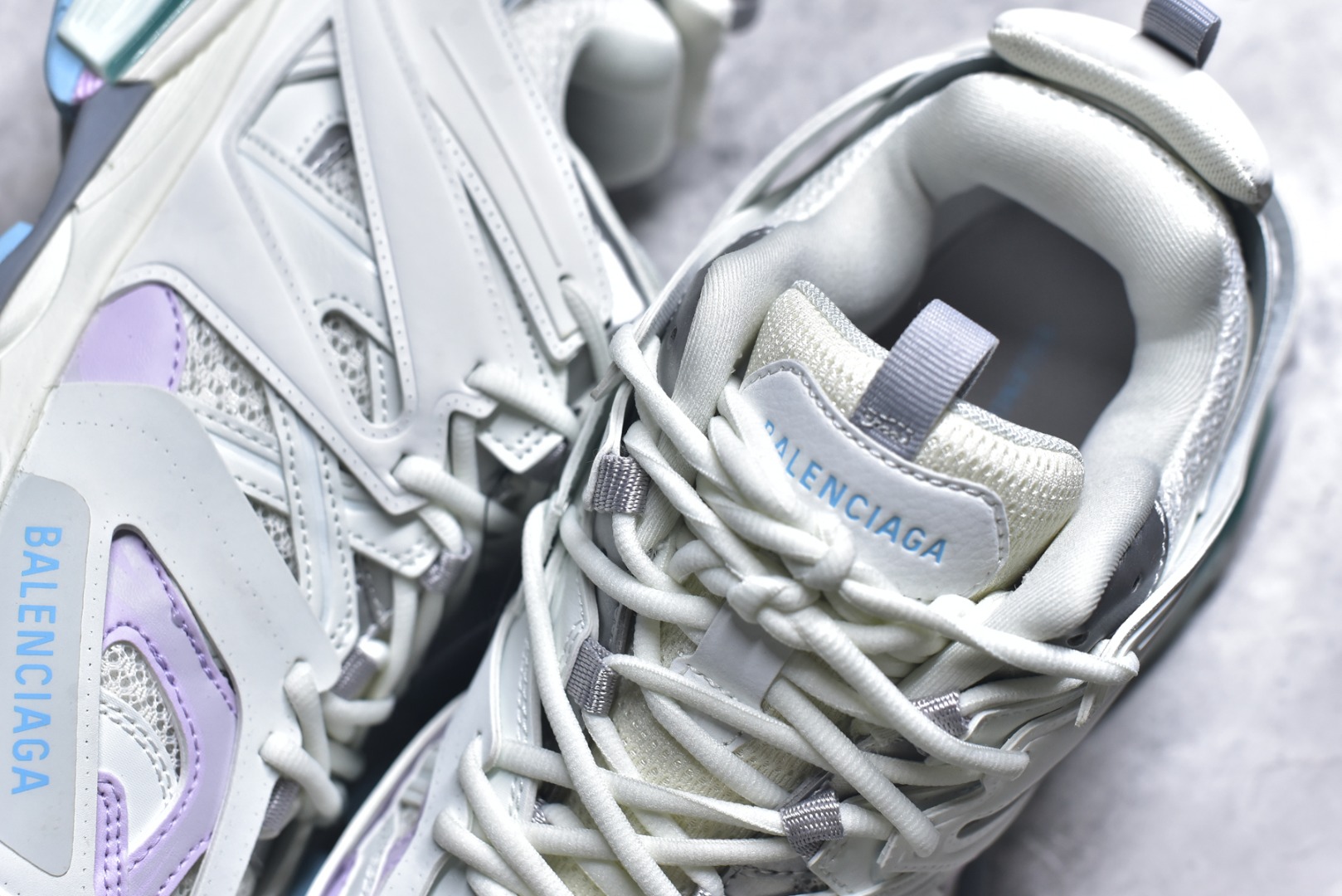 图片[9]-#BALENCIAGA Track Trainers 巴黎世家 3.0代复古野跑姥爹潮流百搭慢跑鞋 成份：47%涤纶 40%聚氨酯纤维 13%Nylon 采用尼龙和网眼布制成 100%不含皮革 尺码饰于足尖 鞋后跟压印Track字样 外底正面压印BB标识 外侧印有Balenciaga印花 鞋舌压印Balenciaga标识 双鞋带以常规方式打结 后帮及鞋舌配有拉环鞋提 动态鞋底设计 为双脚带来后续的助力 50毫米鞋弓 水洗做旧风格 中国制造 此商品提供Balenciaga防尘袋和包装盒 尺码：35-46-选品中心