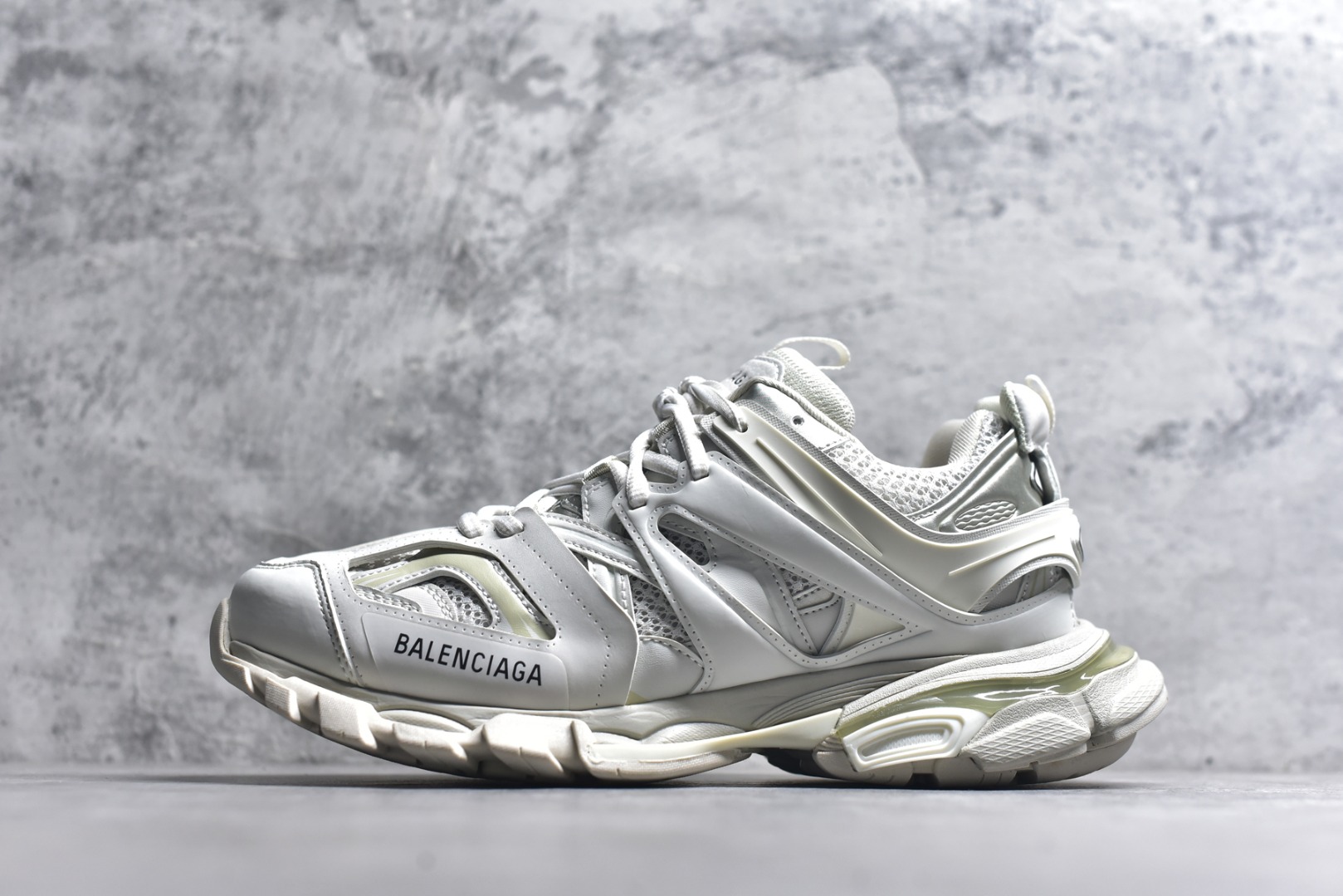 #BALENCIAGA Track Trainers 巴黎世家 3.0代复古野跑姥爹潮流百搭慢跑鞋 成份：47%涤纶 40%聚氨酯纤维 13%Nylon 采用尼龙和网眼布制成 100%不含皮革 尺码饰于足尖 鞋后跟压印Track字样 外底正面压印BB标识 外侧印有Balenciaga印花 鞋舌压印Balenciaga标识 双鞋带以常规方式打结 后帮及鞋舌配有拉环鞋提 动态鞋底设计 为双脚带来后续的助力 50毫米鞋弓 水洗做旧风格 中国制造 此商品提供Balenciaga防尘袋和包装盒 尺码：35-46-选品中心