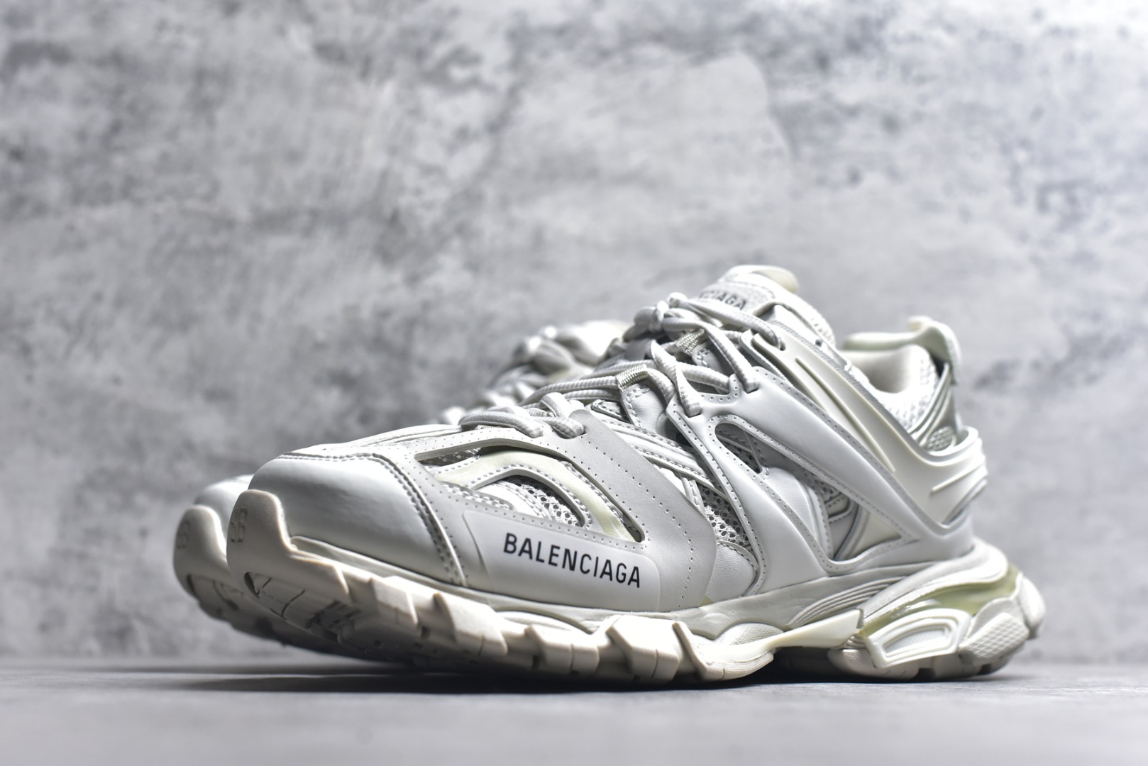 图片[2]-#BALENCIAGA Track Trainers 巴黎世家 3.0代复古野跑姥爹潮流百搭慢跑鞋 成份：47%涤纶 40%聚氨酯纤维 13%Nylon 采用尼龙和网眼布制成 100%不含皮革 尺码饰于足尖 鞋后跟压印Track字样 外底正面压印BB标识 外侧印有Balenciaga印花 鞋舌压印Balenciaga标识 双鞋带以常规方式打结 后帮及鞋舌配有拉环鞋提 动态鞋底设计 为双脚带来后续的助力 50毫米鞋弓 水洗做旧风格 中国制造 此商品提供Balenciaga防尘袋和包装盒 尺码：35-46-选品中心