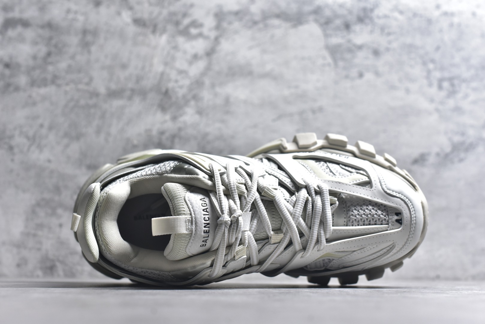 图片[4]-#BALENCIAGA Track Trainers 巴黎世家 3.0代复古野跑姥爹潮流百搭慢跑鞋 成份：47%涤纶 40%聚氨酯纤维 13%Nylon 采用尼龙和网眼布制成 100%不含皮革 尺码饰于足尖 鞋后跟压印Track字样 外底正面压印BB标识 外侧印有Balenciaga印花 鞋舌压印Balenciaga标识 双鞋带以常规方式打结 后帮及鞋舌配有拉环鞋提 动态鞋底设计 为双脚带来后续的助力 50毫米鞋弓 水洗做旧风格 中国制造 此商品提供Balenciaga防尘袋和包装盒 尺码：35-46-选品中心