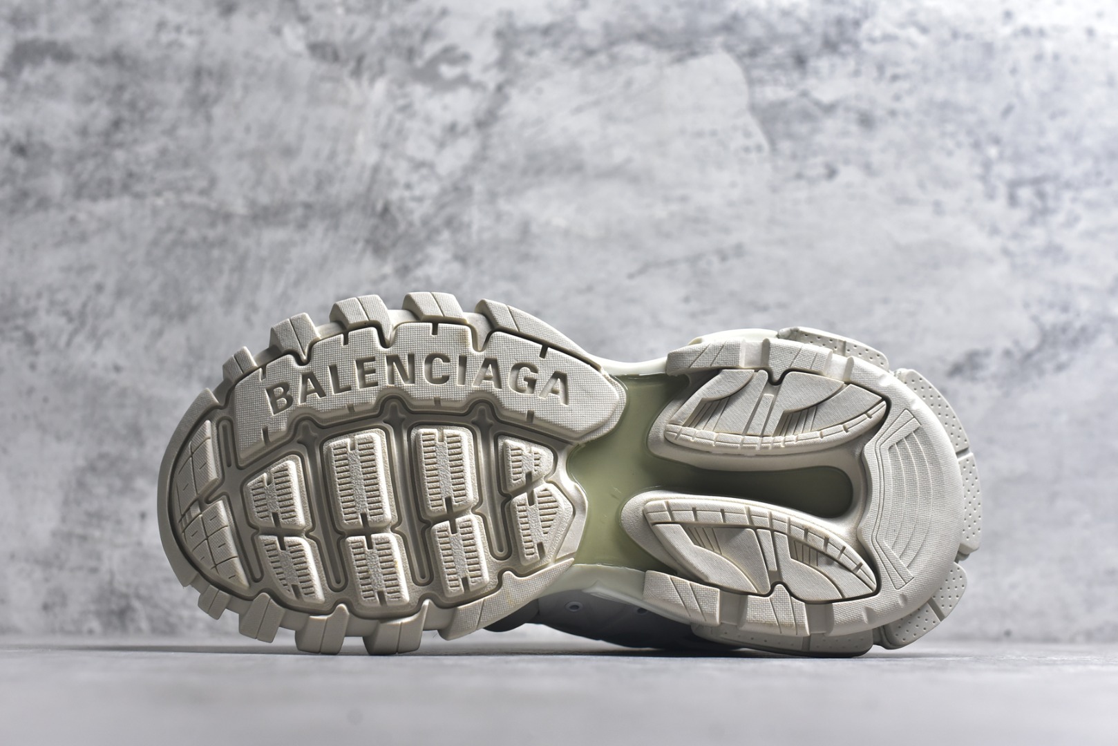 图片[6]-#BALENCIAGA Track Trainers 巴黎世家 3.0代复古野跑姥爹潮流百搭慢跑鞋 成份：47%涤纶 40%聚氨酯纤维 13%Nylon 采用尼龙和网眼布制成 100%不含皮革 尺码饰于足尖 鞋后跟压印Track字样 外底正面压印BB标识 外侧印有Balenciaga印花 鞋舌压印Balenciaga标识 双鞋带以常规方式打结 后帮及鞋舌配有拉环鞋提 动态鞋底设计 为双脚带来后续的助力 50毫米鞋弓 水洗做旧风格 中国制造 此商品提供Balenciaga防尘袋和包装盒 尺码：35-46-选品中心