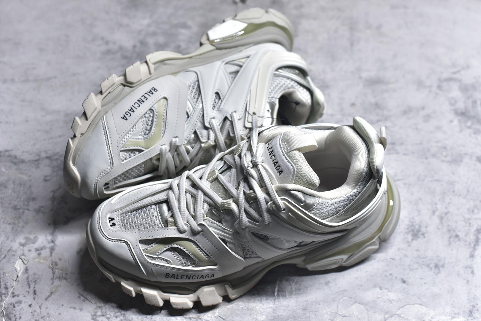 图片[7]-#BALENCIAGA Track Trainers 巴黎世家 3.0代复古野跑姥爹潮流百搭慢跑鞋 成份：47%涤纶 40%聚氨酯纤维 13%Nylon 采用尼龙和网眼布制成 100%不含皮革 尺码饰于足尖 鞋后跟压印Track字样 外底正面压印BB标识 外侧印有Balenciaga印花 鞋舌压印Balenciaga标识 双鞋带以常规方式打结 后帮及鞋舌配有拉环鞋提 动态鞋底设计 为双脚带来后续的助力 50毫米鞋弓 水洗做旧风格 中国制造 此商品提供Balenciaga防尘袋和包装盒 尺码：35-46-选品中心