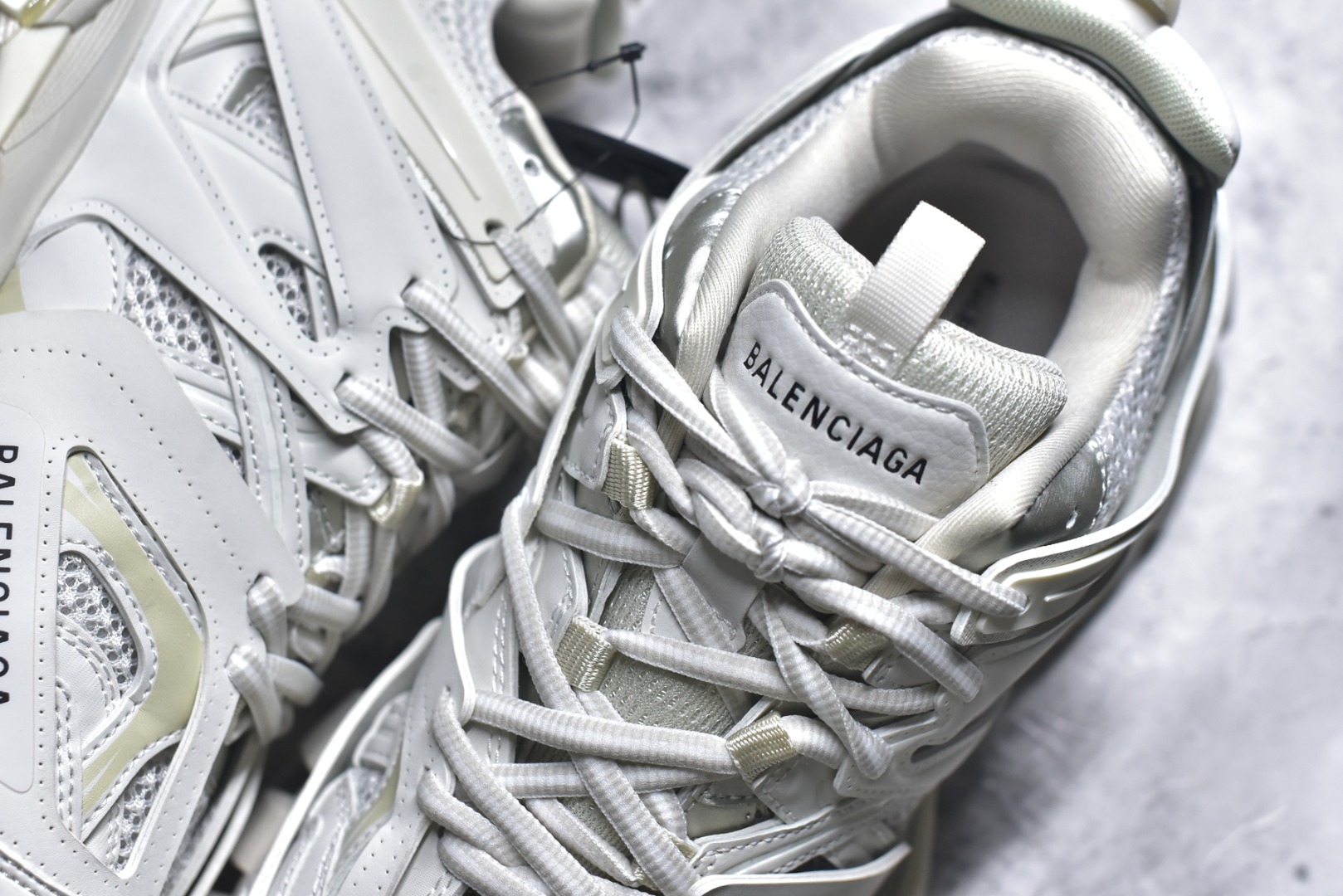 图片[9]-#BALENCIAGA Track Trainers 巴黎世家 3.0代复古野跑姥爹潮流百搭慢跑鞋 成份：47%涤纶 40%聚氨酯纤维 13%Nylon 采用尼龙和网眼布制成 100%不含皮革 尺码饰于足尖 鞋后跟压印Track字样 外底正面压印BB标识 外侧印有Balenciaga印花 鞋舌压印Balenciaga标识 双鞋带以常规方式打结 后帮及鞋舌配有拉环鞋提 动态鞋底设计 为双脚带来后续的助力 50毫米鞋弓 水洗做旧风格 中国制造 此商品提供Balenciaga防尘袋和包装盒 尺码：35-46-选品中心