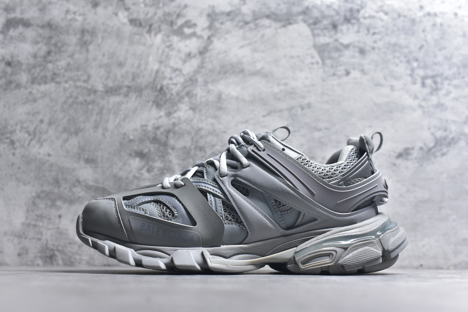 #BALENCIAGA Track Trainers 巴黎世家 3.0代复古野跑姥爹潮流百搭慢跑鞋 成份：47%涤纶 40%聚氨酯纤维 13%Nylon 采用尼龙和网眼布制成 100%不含皮革 尺码饰于足尖 鞋后跟压印Track字样 外底正面压印BB标识 外侧印有Balenciaga印花 鞋舌压印Balenciaga标识 双鞋带以常规方式打结 后帮及鞋舌配有拉环鞋提 动态鞋底设计 为双脚带来后续的助力 50毫米鞋弓 水洗做旧风格 中国制造 此商品提供Balenciaga防尘袋和包装盒 尺码：35-46-选品中心