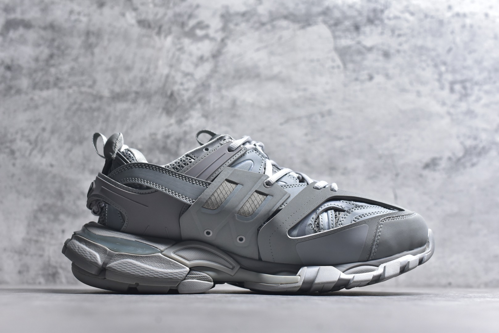 图片[3]-#BALENCIAGA Track Trainers 巴黎世家 3.0代复古野跑姥爹潮流百搭慢跑鞋 成份：47%涤纶 40%聚氨酯纤维 13%Nylon 采用尼龙和网眼布制成 100%不含皮革 尺码饰于足尖 鞋后跟压印Track字样 外底正面压印BB标识 外侧印有Balenciaga印花 鞋舌压印Balenciaga标识 双鞋带以常规方式打结 后帮及鞋舌配有拉环鞋提 动态鞋底设计 为双脚带来后续的助力 50毫米鞋弓 水洗做旧风格 中国制造 此商品提供Balenciaga防尘袋和包装盒 尺码：35-46-选品中心