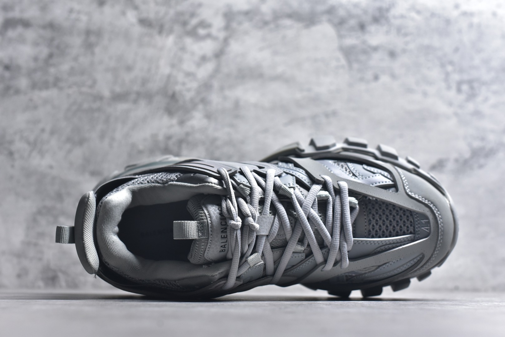 图片[4]-#BALENCIAGA Track Trainers 巴黎世家 3.0代复古野跑姥爹潮流百搭慢跑鞋 成份：47%涤纶 40%聚氨酯纤维 13%Nylon 采用尼龙和网眼布制成 100%不含皮革 尺码饰于足尖 鞋后跟压印Track字样 外底正面压印BB标识 外侧印有Balenciaga印花 鞋舌压印Balenciaga标识 双鞋带以常规方式打结 后帮及鞋舌配有拉环鞋提 动态鞋底设计 为双脚带来后续的助力 50毫米鞋弓 水洗做旧风格 中国制造 此商品提供Balenciaga防尘袋和包装盒 尺码：35-46-选品中心