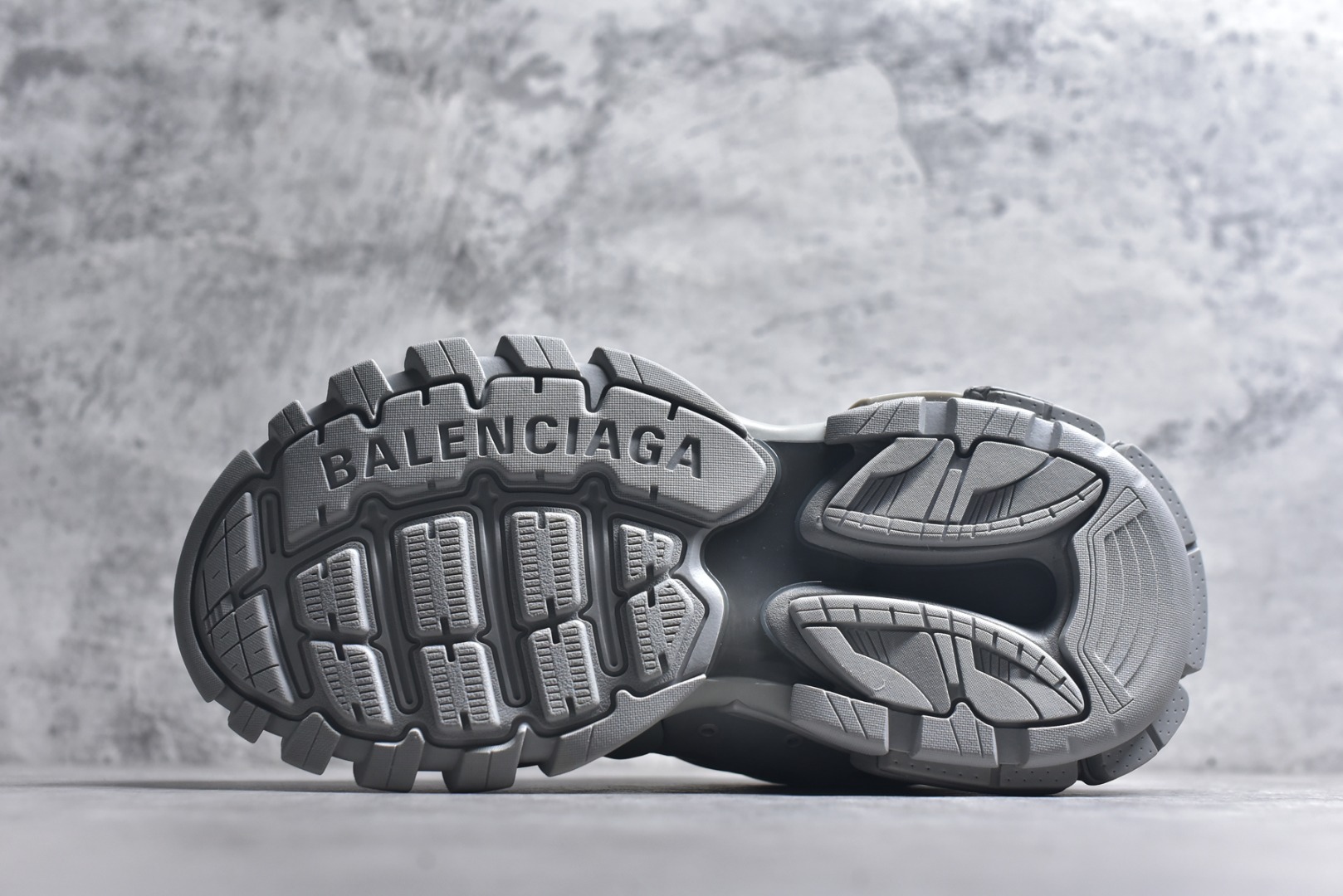 图片[6]-#BALENCIAGA Track Trainers 巴黎世家 3.0代复古野跑姥爹潮流百搭慢跑鞋 成份：47%涤纶 40%聚氨酯纤维 13%Nylon 采用尼龙和网眼布制成 100%不含皮革 尺码饰于足尖 鞋后跟压印Track字样 外底正面压印BB标识 外侧印有Balenciaga印花 鞋舌压印Balenciaga标识 双鞋带以常规方式打结 后帮及鞋舌配有拉环鞋提 动态鞋底设计 为双脚带来后续的助力 50毫米鞋弓 水洗做旧风格 中国制造 此商品提供Balenciaga防尘袋和包装盒 尺码：35-46-选品中心