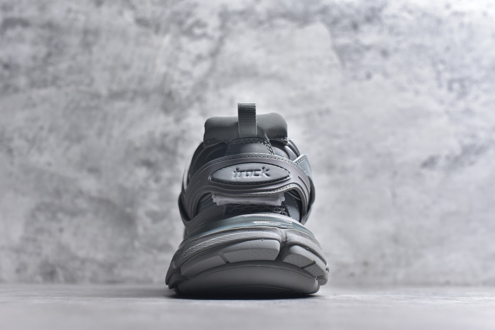 图片[5]-#BALENCIAGA Track Trainers 巴黎世家 3.0代复古野跑姥爹潮流百搭慢跑鞋 成份：47%涤纶 40%聚氨酯纤维 13%Nylon 采用尼龙和网眼布制成 100%不含皮革 尺码饰于足尖 鞋后跟压印Track字样 外底正面压印BB标识 外侧印有Balenciaga印花 鞋舌压印Balenciaga标识 双鞋带以常规方式打结 后帮及鞋舌配有拉环鞋提 动态鞋底设计 为双脚带来后续的助力 50毫米鞋弓 水洗做旧风格 中国制造 此商品提供Balenciaga防尘袋和包装盒 尺码：35-46-选品中心