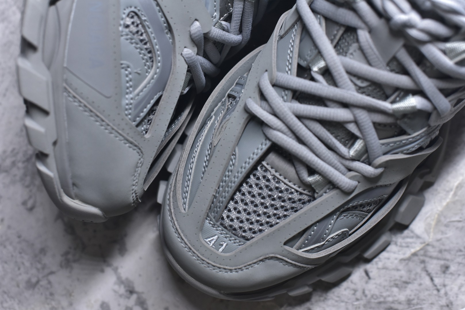 图片[8]-#BALENCIAGA Track Trainers 巴黎世家 3.0代复古野跑姥爹潮流百搭慢跑鞋 成份：47%涤纶 40%聚氨酯纤维 13%Nylon 采用尼龙和网眼布制成 100%不含皮革 尺码饰于足尖 鞋后跟压印Track字样 外底正面压印BB标识 外侧印有Balenciaga印花 鞋舌压印Balenciaga标识 双鞋带以常规方式打结 后帮及鞋舌配有拉环鞋提 动态鞋底设计 为双脚带来后续的助力 50毫米鞋弓 水洗做旧风格 中国制造 此商品提供Balenciaga防尘袋和包装盒 尺码：35-46-选品中心