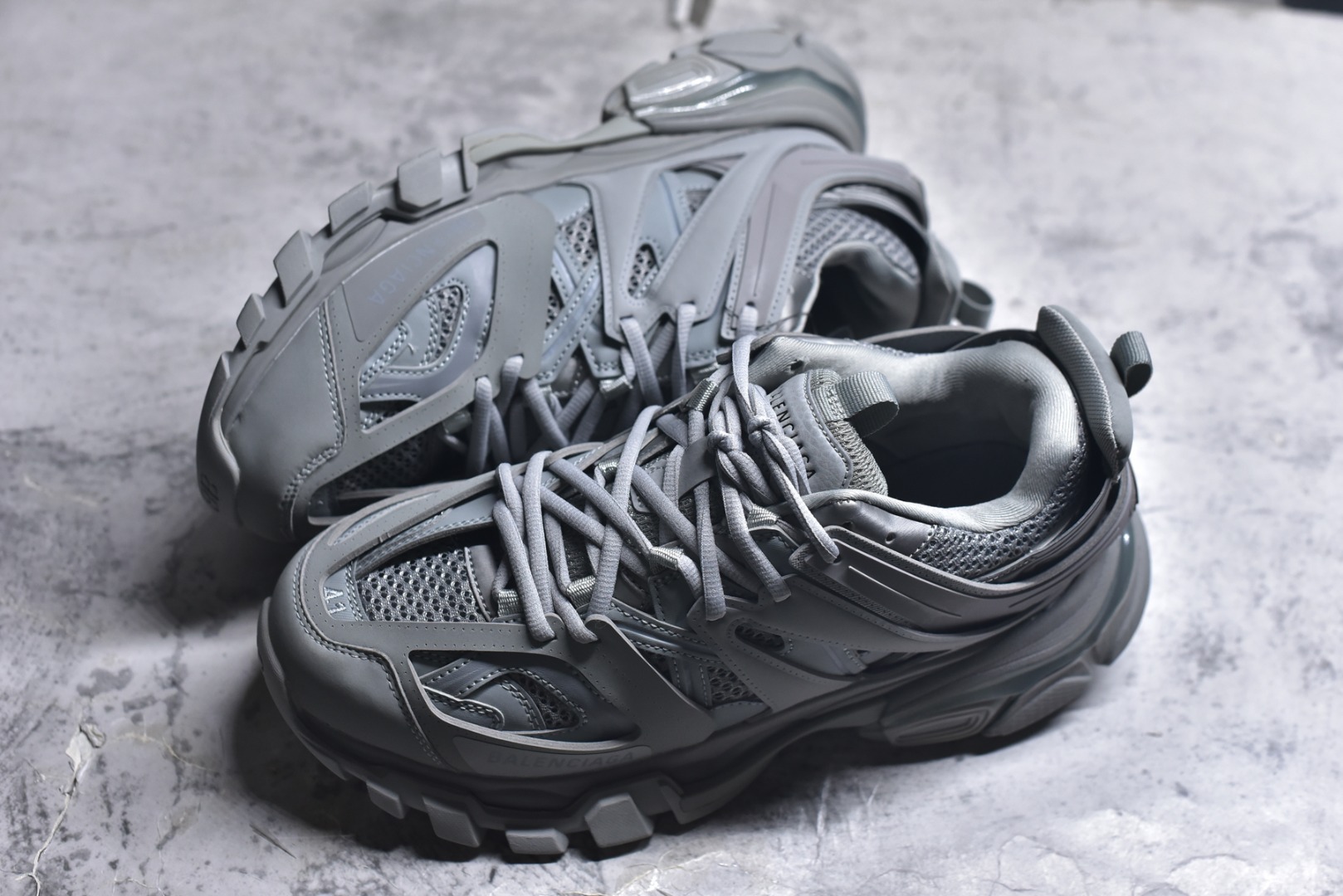 图片[7]-#BALENCIAGA Track Trainers 巴黎世家 3.0代复古野跑姥爹潮流百搭慢跑鞋 成份：47%涤纶 40%聚氨酯纤维 13%Nylon 采用尼龙和网眼布制成 100%不含皮革 尺码饰于足尖 鞋后跟压印Track字样 外底正面压印BB标识 外侧印有Balenciaga印花 鞋舌压印Balenciaga标识 双鞋带以常规方式打结 后帮及鞋舌配有拉环鞋提 动态鞋底设计 为双脚带来后续的助力 50毫米鞋弓 水洗做旧风格 中国制造 此商品提供Balenciaga防尘袋和包装盒 尺码：35-46-选品中心