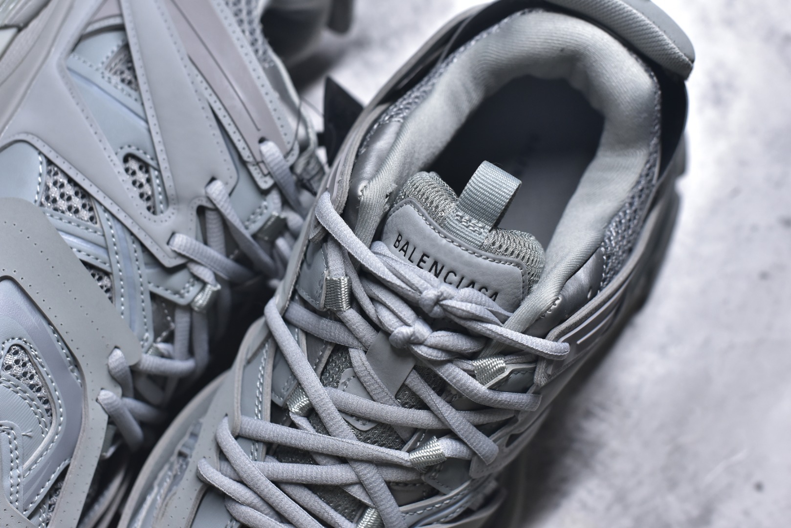 图片[9]-#BALENCIAGA Track Trainers 巴黎世家 3.0代复古野跑姥爹潮流百搭慢跑鞋 成份：47%涤纶 40%聚氨酯纤维 13%Nylon 采用尼龙和网眼布制成 100%不含皮革 尺码饰于足尖 鞋后跟压印Track字样 外底正面压印BB标识 外侧印有Balenciaga印花 鞋舌压印Balenciaga标识 双鞋带以常规方式打结 后帮及鞋舌配有拉环鞋提 动态鞋底设计 为双脚带来后续的助力 50毫米鞋弓 水洗做旧风格 中国制造 此商品提供Balenciaga防尘袋和包装盒 尺码：35-46-选品中心