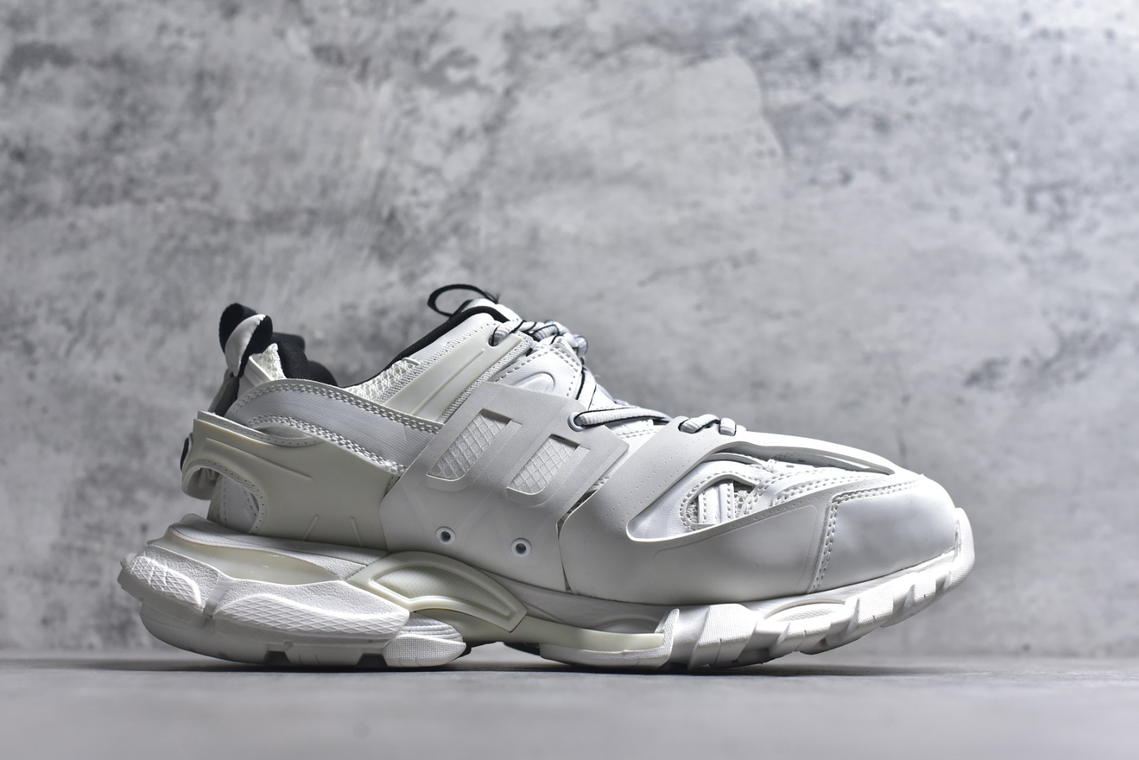 图片[3]-#BALENCIAGA Track Trainers 巴黎世家 3.0代复古野跑姥爹潮流百搭慢跑鞋 成份：47%涤纶 40%聚氨酯纤维 13%Nylon 采用尼龙和网眼布制成 100%不含皮革 尺码饰于足尖 鞋后跟压印Track字样 外底正面压印BB标识 外侧印有Balenciaga印花 鞋舌压印Balenciaga标识 双鞋带以常规方式打结 后帮及鞋舌配有拉环鞋提 动态鞋底设计 为双脚带来后续的助力 50毫米鞋弓 水洗做旧风格 中国制造 此商品提供Balenciaga防尘袋和包装盒 尺码：35-46-选品中心