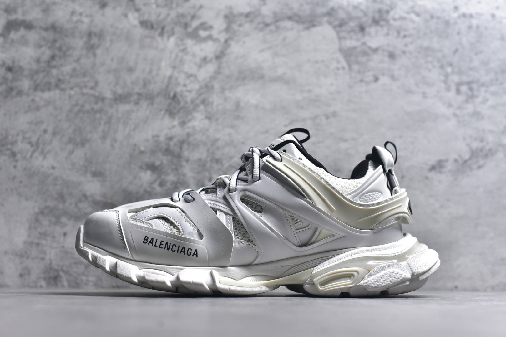 #BALENCIAGA Track Trainers 巴黎世家 3.0代复古野跑姥爹潮流百搭慢跑鞋 成份：47%涤纶 40%聚氨酯纤维 13%Nylon 采用尼龙和网眼布制成 100%不含皮革 尺码饰于足尖 鞋后跟压印Track字样 外底正面压印BB标识 外侧印有Balenciaga印花 鞋舌压印Balenciaga标识 双鞋带以常规方式打结 后帮及鞋舌配有拉环鞋提 动态鞋底设计 为双脚带来后续的助力 50毫米鞋弓 水洗做旧风格 中国制造 此商品提供Balenciaga防尘袋和包装盒 尺码：35-46-选品中心