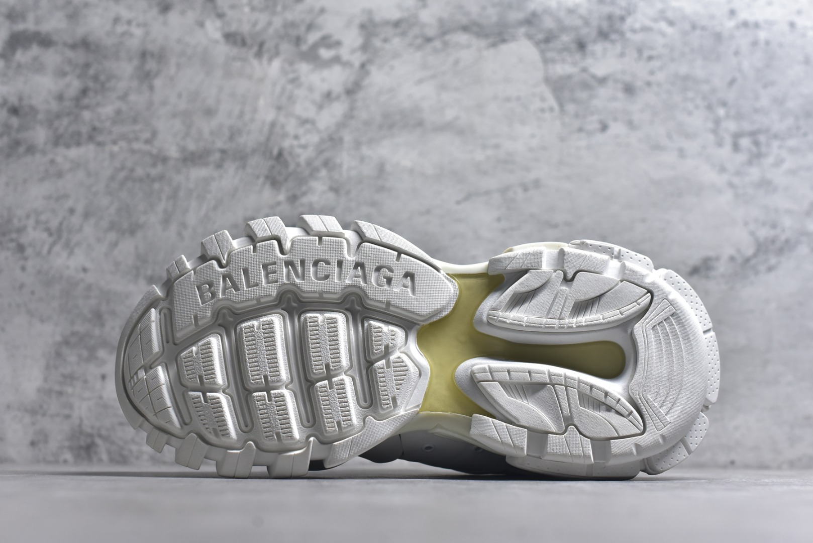 图片[6]-#BALENCIAGA Track Trainers 巴黎世家 3.0代复古野跑姥爹潮流百搭慢跑鞋 成份：47%涤纶 40%聚氨酯纤维 13%Nylon 采用尼龙和网眼布制成 100%不含皮革 尺码饰于足尖 鞋后跟压印Track字样 外底正面压印BB标识 外侧印有Balenciaga印花 鞋舌压印Balenciaga标识 双鞋带以常规方式打结 后帮及鞋舌配有拉环鞋提 动态鞋底设计 为双脚带来后续的助力 50毫米鞋弓 水洗做旧风格 中国制造 此商品提供Balenciaga防尘袋和包装盒 尺码：35-46-选品中心