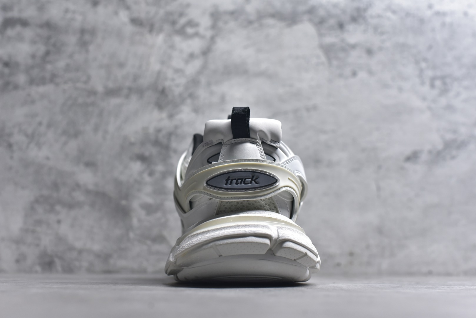 图片[5]-#BALENCIAGA Track Trainers 巴黎世家 3.0代复古野跑姥爹潮流百搭慢跑鞋 成份：47%涤纶 40%聚氨酯纤维 13%Nylon 采用尼龙和网眼布制成 100%不含皮革 尺码饰于足尖 鞋后跟压印Track字样 外底正面压印BB标识 外侧印有Balenciaga印花 鞋舌压印Balenciaga标识 双鞋带以常规方式打结 后帮及鞋舌配有拉环鞋提 动态鞋底设计 为双脚带来后续的助力 50毫米鞋弓 水洗做旧风格 中国制造 此商品提供Balenciaga防尘袋和包装盒 尺码：35-46-选品中心