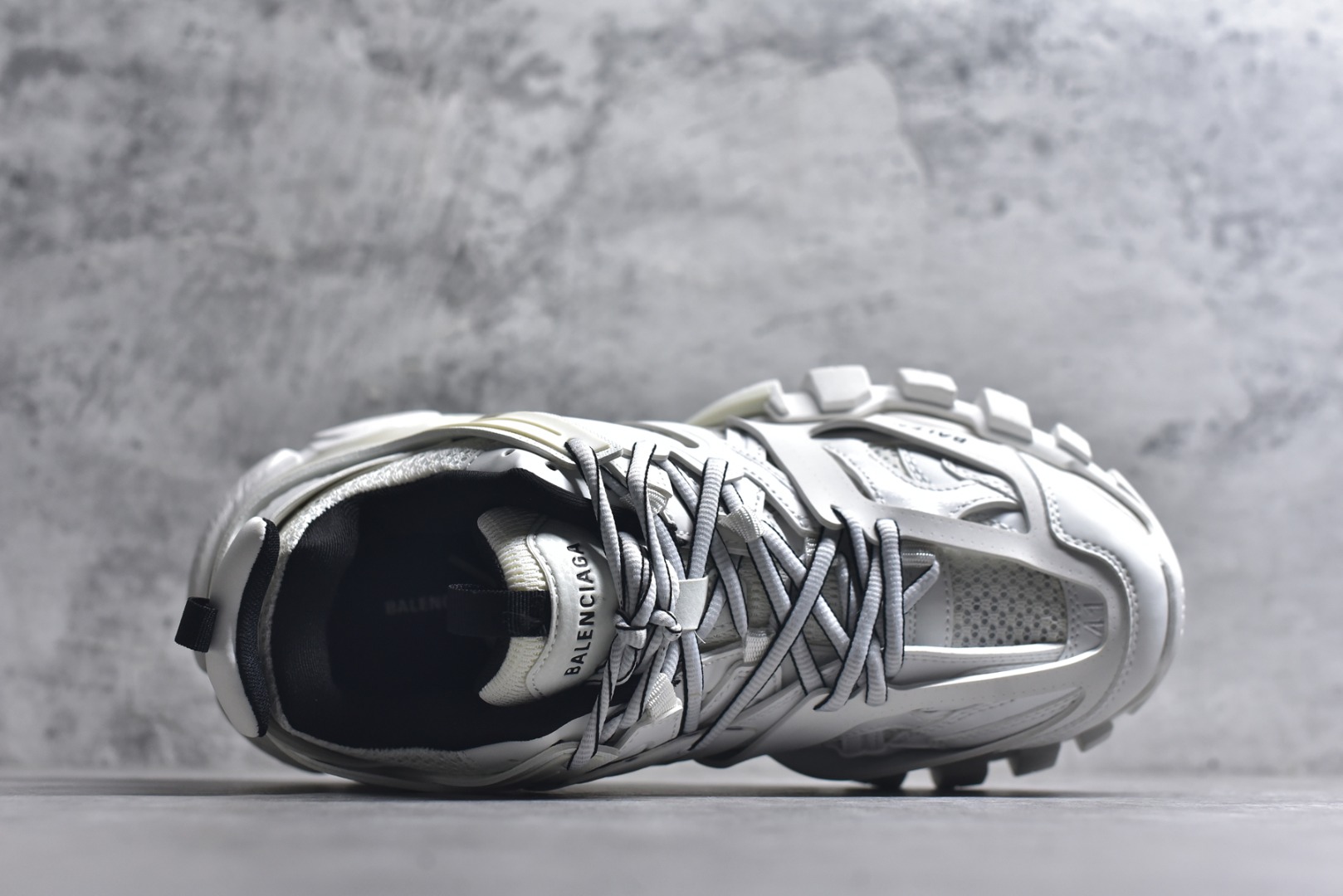 图片[4]-#BALENCIAGA Track Trainers 巴黎世家 3.0代复古野跑姥爹潮流百搭慢跑鞋 成份：47%涤纶 40%聚氨酯纤维 13%Nylon 采用尼龙和网眼布制成 100%不含皮革 尺码饰于足尖 鞋后跟压印Track字样 外底正面压印BB标识 外侧印有Balenciaga印花 鞋舌压印Balenciaga标识 双鞋带以常规方式打结 后帮及鞋舌配有拉环鞋提 动态鞋底设计 为双脚带来后续的助力 50毫米鞋弓 水洗做旧风格 中国制造 此商品提供Balenciaga防尘袋和包装盒 尺码：35-46-选品中心