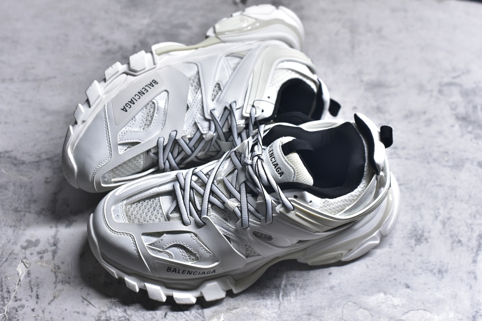 图片[7]-#BALENCIAGA Track Trainers 巴黎世家 3.0代复古野跑姥爹潮流百搭慢跑鞋 成份：47%涤纶 40%聚氨酯纤维 13%Nylon 采用尼龙和网眼布制成 100%不含皮革 尺码饰于足尖 鞋后跟压印Track字样 外底正面压印BB标识 外侧印有Balenciaga印花 鞋舌压印Balenciaga标识 双鞋带以常规方式打结 后帮及鞋舌配有拉环鞋提 动态鞋底设计 为双脚带来后续的助力 50毫米鞋弓 水洗做旧风格 中国制造 此商品提供Balenciaga防尘袋和包装盒 尺码：35-46-选品中心