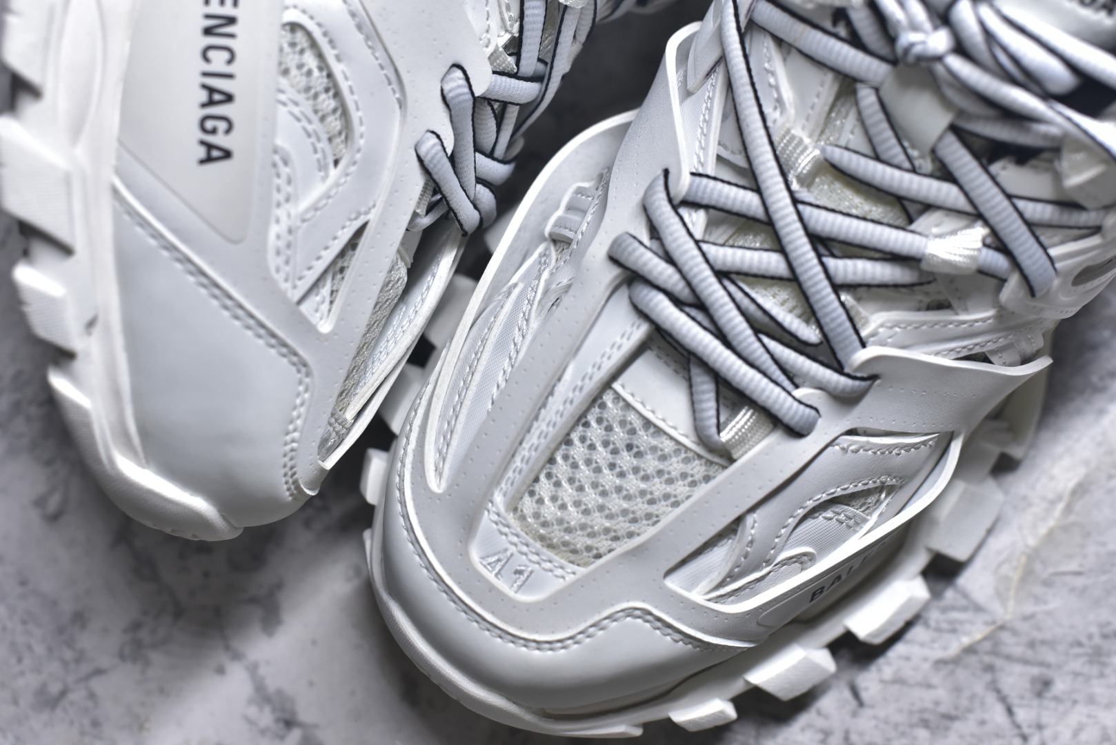 图片[8]-#BALENCIAGA Track Trainers 巴黎世家 3.0代复古野跑姥爹潮流百搭慢跑鞋 成份：47%涤纶 40%聚氨酯纤维 13%Nylon 采用尼龙和网眼布制成 100%不含皮革 尺码饰于足尖 鞋后跟压印Track字样 外底正面压印BB标识 外侧印有Balenciaga印花 鞋舌压印Balenciaga标识 双鞋带以常规方式打结 后帮及鞋舌配有拉环鞋提 动态鞋底设计 为双脚带来后续的助力 50毫米鞋弓 水洗做旧风格 中国制造 此商品提供Balenciaga防尘袋和包装盒 尺码：35-46-选品中心