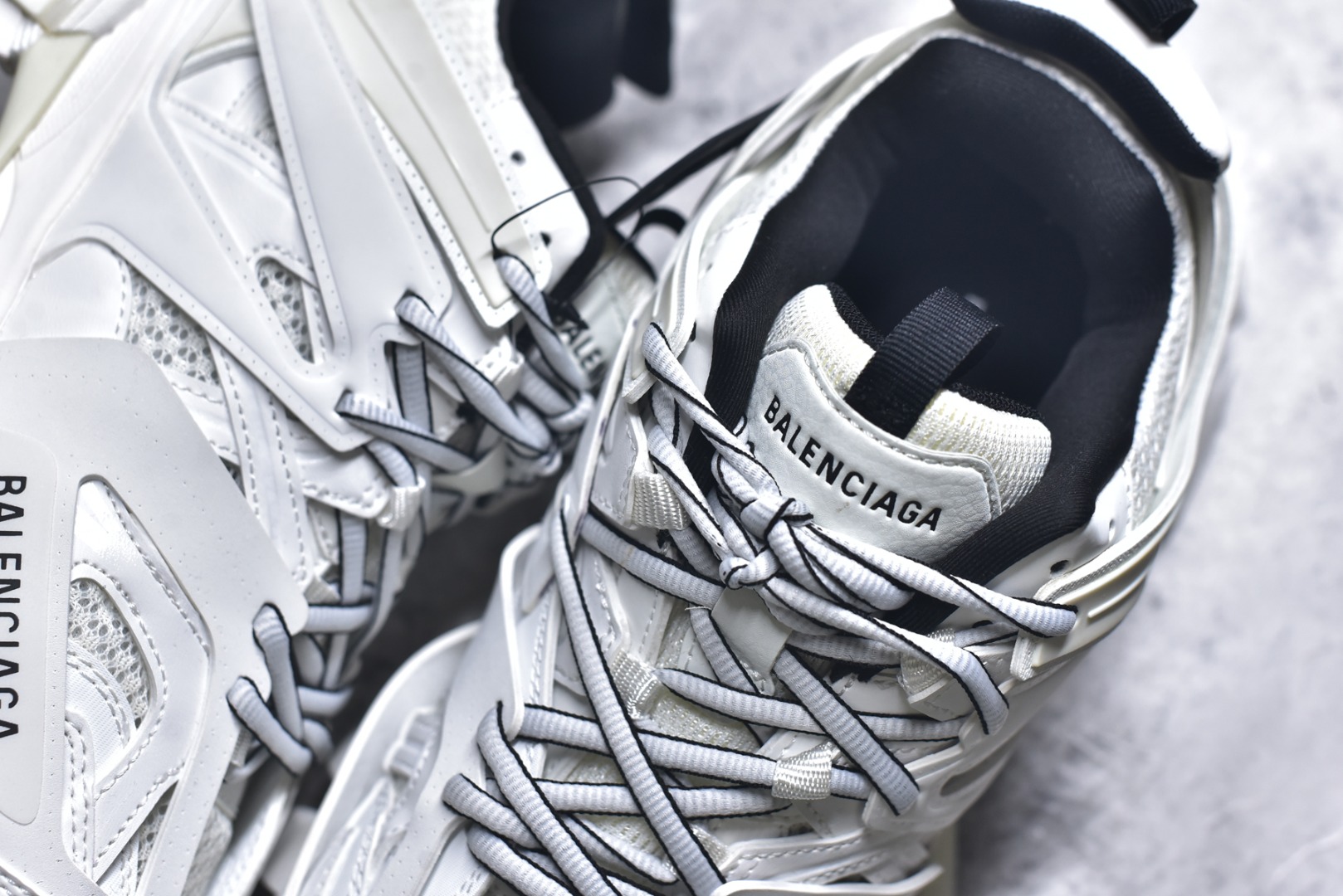 图片[9]-#BALENCIAGA Track Trainers 巴黎世家 3.0代复古野跑姥爹潮流百搭慢跑鞋 成份：47%涤纶 40%聚氨酯纤维 13%Nylon 采用尼龙和网眼布制成 100%不含皮革 尺码饰于足尖 鞋后跟压印Track字样 外底正面压印BB标识 外侧印有Balenciaga印花 鞋舌压印Balenciaga标识 双鞋带以常规方式打结 后帮及鞋舌配有拉环鞋提 动态鞋底设计 为双脚带来后续的助力 50毫米鞋弓 水洗做旧风格 中国制造 此商品提供Balenciaga防尘袋和包装盒 尺码：35-46-选品中心