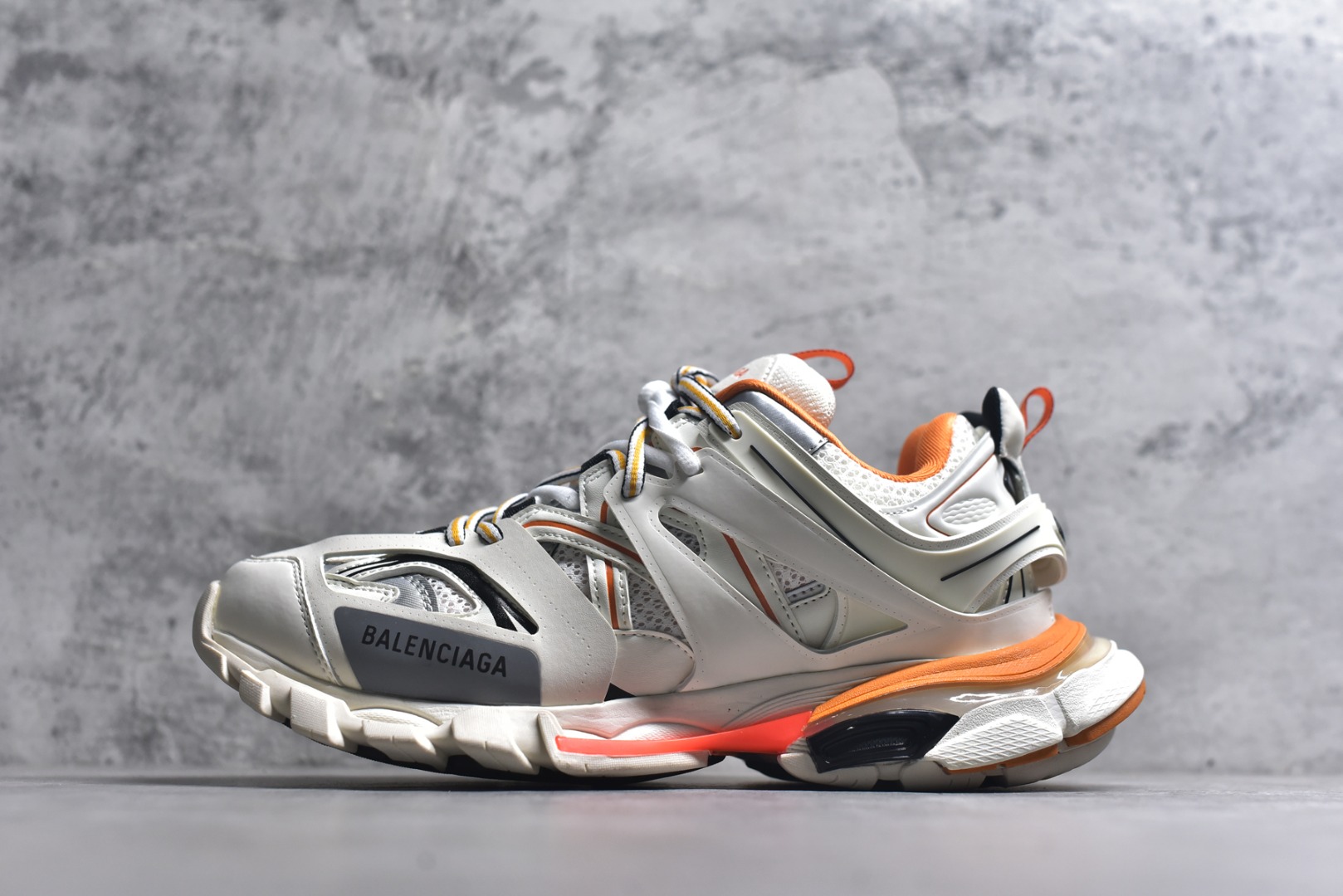 #BALENCIAGA Track Trainers 巴黎世家 3.0代复古野跑姥爹潮流百搭慢跑鞋 成份：47%涤纶 40%聚氨酯纤维 13%Nylon 采用尼龙和网眼布制成 100%不含皮革 尺码饰于足尖 鞋后跟压印Track字样 外底正面压印BB标识 外侧印有Balenciaga印花 鞋舌压印Balenciaga标识 双鞋带以常规方式打结 后帮及鞋舌配有拉环鞋提 动态鞋底设计 为双脚带来后续的助力 50毫米鞋弓 水洗做旧风格 中国制造 此商品提供Balenciaga防尘袋和包装盒 尺码：35-46-选品中心