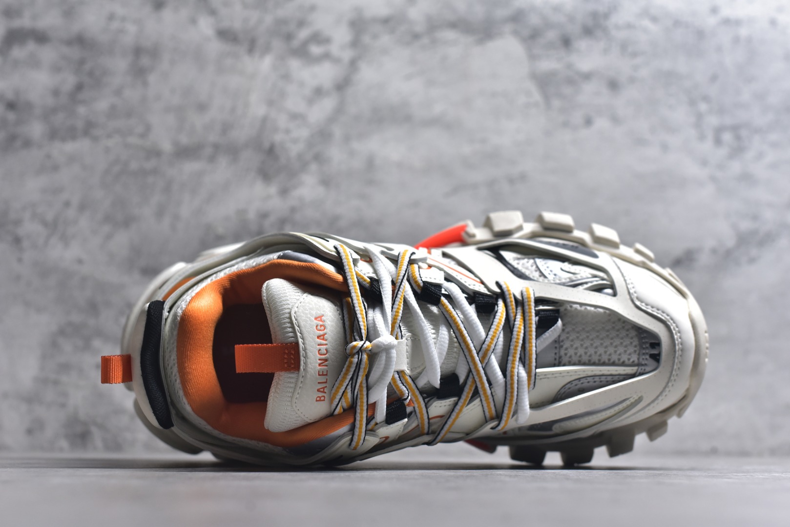 图片[4]-#BALENCIAGA Track Trainers 巴黎世家 3.0代复古野跑姥爹潮流百搭慢跑鞋 成份：47%涤纶 40%聚氨酯纤维 13%Nylon 采用尼龙和网眼布制成 100%不含皮革 尺码饰于足尖 鞋后跟压印Track字样 外底正面压印BB标识 外侧印有Balenciaga印花 鞋舌压印Balenciaga标识 双鞋带以常规方式打结 后帮及鞋舌配有拉环鞋提 动态鞋底设计 为双脚带来后续的助力 50毫米鞋弓 水洗做旧风格 中国制造 此商品提供Balenciaga防尘袋和包装盒 尺码：35-46-选品中心