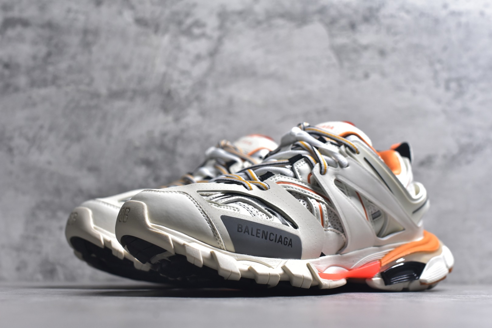 图片[2]-#BALENCIAGA Track Trainers 巴黎世家 3.0代复古野跑姥爹潮流百搭慢跑鞋 成份：47%涤纶 40%聚氨酯纤维 13%Nylon 采用尼龙和网眼布制成 100%不含皮革 尺码饰于足尖 鞋后跟压印Track字样 外底正面压印BB标识 外侧印有Balenciaga印花 鞋舌压印Balenciaga标识 双鞋带以常规方式打结 后帮及鞋舌配有拉环鞋提 动态鞋底设计 为双脚带来后续的助力 50毫米鞋弓 水洗做旧风格 中国制造 此商品提供Balenciaga防尘袋和包装盒 尺码：35-46-选品中心