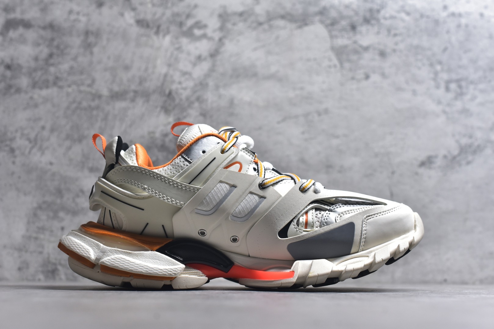 图片[3]-#BALENCIAGA Track Trainers 巴黎世家 3.0代复古野跑姥爹潮流百搭慢跑鞋 成份：47%涤纶 40%聚氨酯纤维 13%Nylon 采用尼龙和网眼布制成 100%不含皮革 尺码饰于足尖 鞋后跟压印Track字样 外底正面压印BB标识 外侧印有Balenciaga印花 鞋舌压印Balenciaga标识 双鞋带以常规方式打结 后帮及鞋舌配有拉环鞋提 动态鞋底设计 为双脚带来后续的助力 50毫米鞋弓 水洗做旧风格 中国制造 此商品提供Balenciaga防尘袋和包装盒 尺码：35-46-选品中心