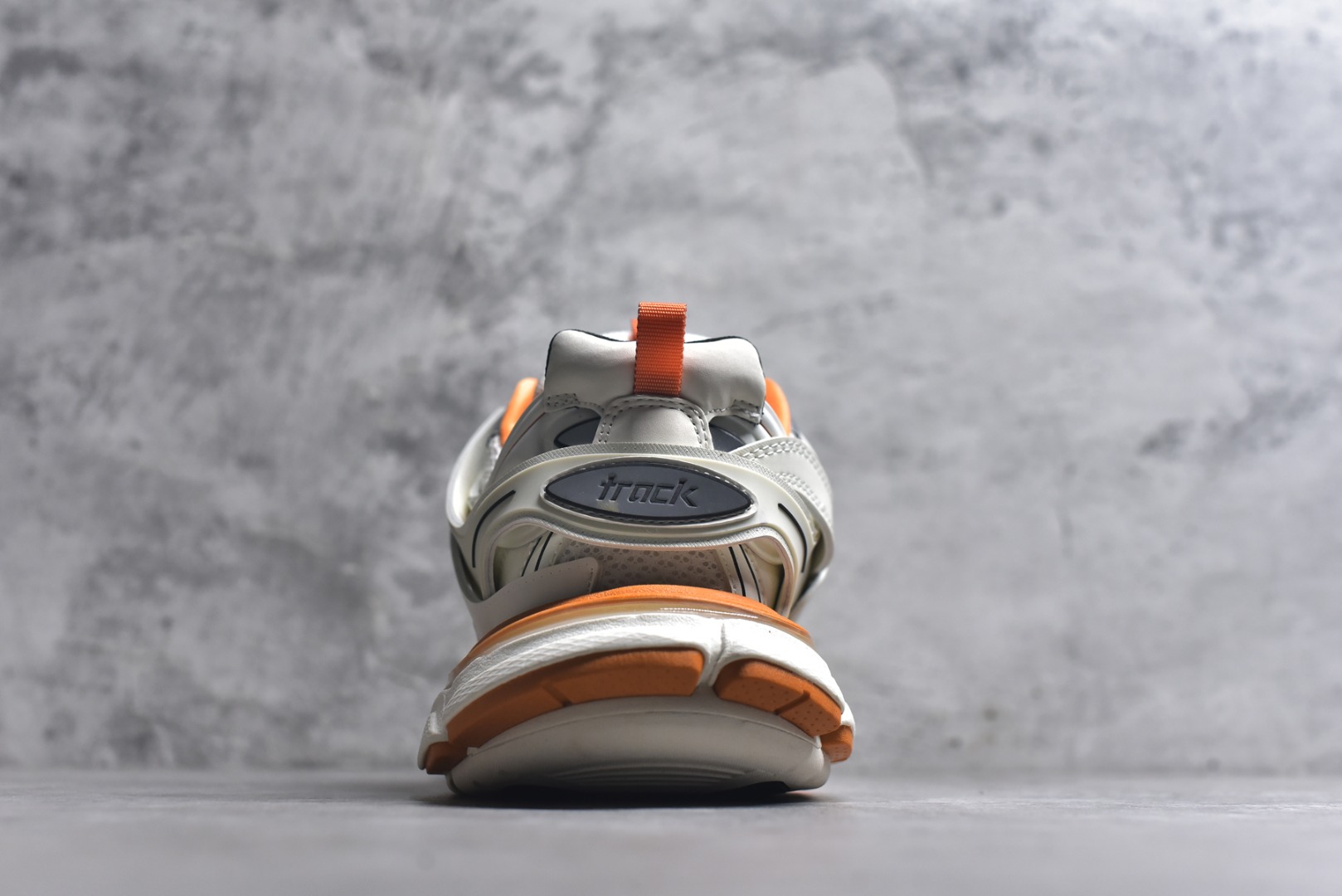 图片[5]-#BALENCIAGA Track Trainers 巴黎世家 3.0代复古野跑姥爹潮流百搭慢跑鞋 成份：47%涤纶 40%聚氨酯纤维 13%Nylon 采用尼龙和网眼布制成 100%不含皮革 尺码饰于足尖 鞋后跟压印Track字样 外底正面压印BB标识 外侧印有Balenciaga印花 鞋舌压印Balenciaga标识 双鞋带以常规方式打结 后帮及鞋舌配有拉环鞋提 动态鞋底设计 为双脚带来后续的助力 50毫米鞋弓 水洗做旧风格 中国制造 此商品提供Balenciaga防尘袋和包装盒 尺码：35-46-选品中心