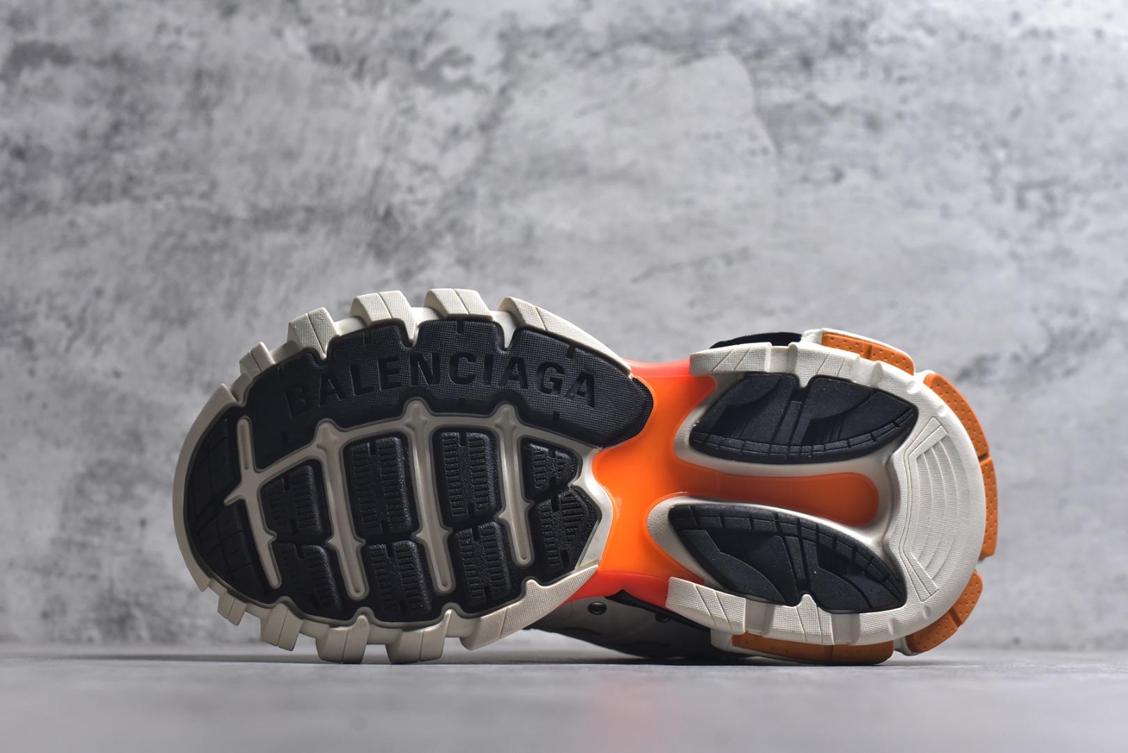 图片[6]-#BALENCIAGA Track Trainers 巴黎世家 3.0代复古野跑姥爹潮流百搭慢跑鞋 成份：47%涤纶 40%聚氨酯纤维 13%Nylon 采用尼龙和网眼布制成 100%不含皮革 尺码饰于足尖 鞋后跟压印Track字样 外底正面压印BB标识 外侧印有Balenciaga印花 鞋舌压印Balenciaga标识 双鞋带以常规方式打结 后帮及鞋舌配有拉环鞋提 动态鞋底设计 为双脚带来后续的助力 50毫米鞋弓 水洗做旧风格 中国制造 此商品提供Balenciaga防尘袋和包装盒 尺码：35-46-选品中心