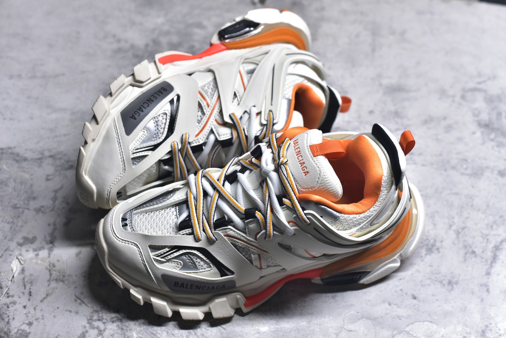 图片[7]-#BALENCIAGA Track Trainers 巴黎世家 3.0代复古野跑姥爹潮流百搭慢跑鞋 成份：47%涤纶 40%聚氨酯纤维 13%Nylon 采用尼龙和网眼布制成 100%不含皮革 尺码饰于足尖 鞋后跟压印Track字样 外底正面压印BB标识 外侧印有Balenciaga印花 鞋舌压印Balenciaga标识 双鞋带以常规方式打结 后帮及鞋舌配有拉环鞋提 动态鞋底设计 为双脚带来后续的助力 50毫米鞋弓 水洗做旧风格 中国制造 此商品提供Balenciaga防尘袋和包装盒 尺码：35-46-选品中心