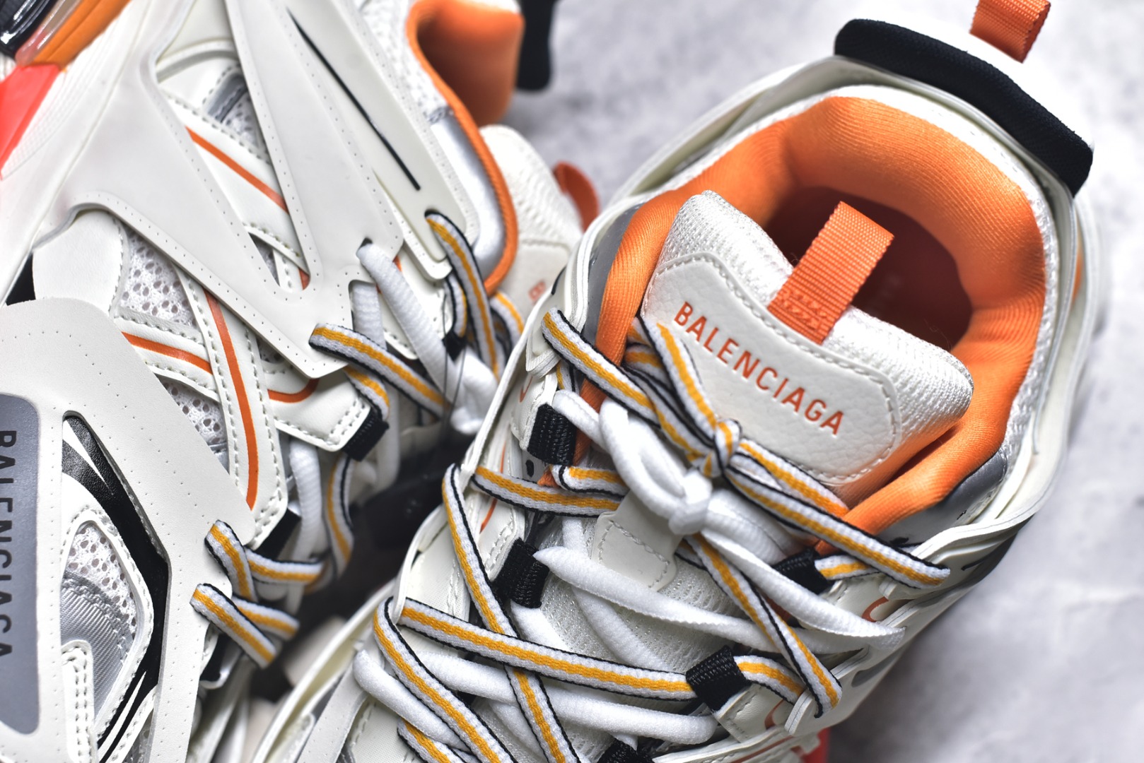 图片[9]-#BALENCIAGA Track Trainers 巴黎世家 3.0代复古野跑姥爹潮流百搭慢跑鞋 成份：47%涤纶 40%聚氨酯纤维 13%Nylon 采用尼龙和网眼布制成 100%不含皮革 尺码饰于足尖 鞋后跟压印Track字样 外底正面压印BB标识 外侧印有Balenciaga印花 鞋舌压印Balenciaga标识 双鞋带以常规方式打结 后帮及鞋舌配有拉环鞋提 动态鞋底设计 为双脚带来后续的助力 50毫米鞋弓 水洗做旧风格 中国制造 此商品提供Balenciaga防尘袋和包装盒 尺码：35-46-选品中心