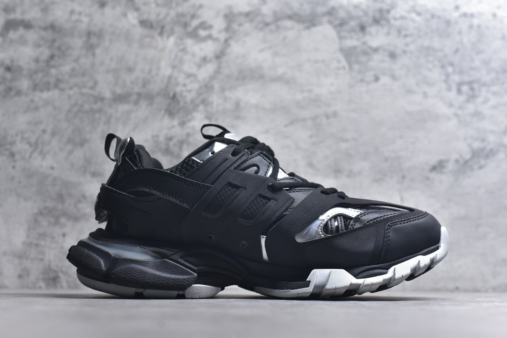 图片[3]-#BALENCIAGA Track Trainers 巴黎世家 3.0代复古野跑姥爹潮流百搭慢跑鞋 成份：47%涤纶 40%聚氨酯纤维 13%Nylon 采用尼龙和网眼布制成 100%不含皮革 尺码饰于足尖 鞋后跟压印Track字样 外底正面压印BB标识 外侧印有Balenciaga印花 鞋舌压印Balenciaga标识 双鞋带以常规方式打结 后帮及鞋舌配有拉环鞋提 动态鞋底设计 为双脚带来后续的助力 50毫米鞋弓 水洗做旧风格 中国制造 此商品提供Balenciaga防尘袋和包装盒 尺码：35-46-选品中心